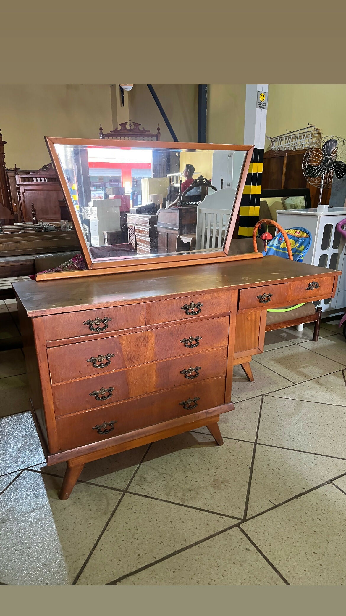 CÔMODA/ESCRIVANINHA/PENTEADEIRA ANOS 50 pés palito (temos o guarda roupas também)