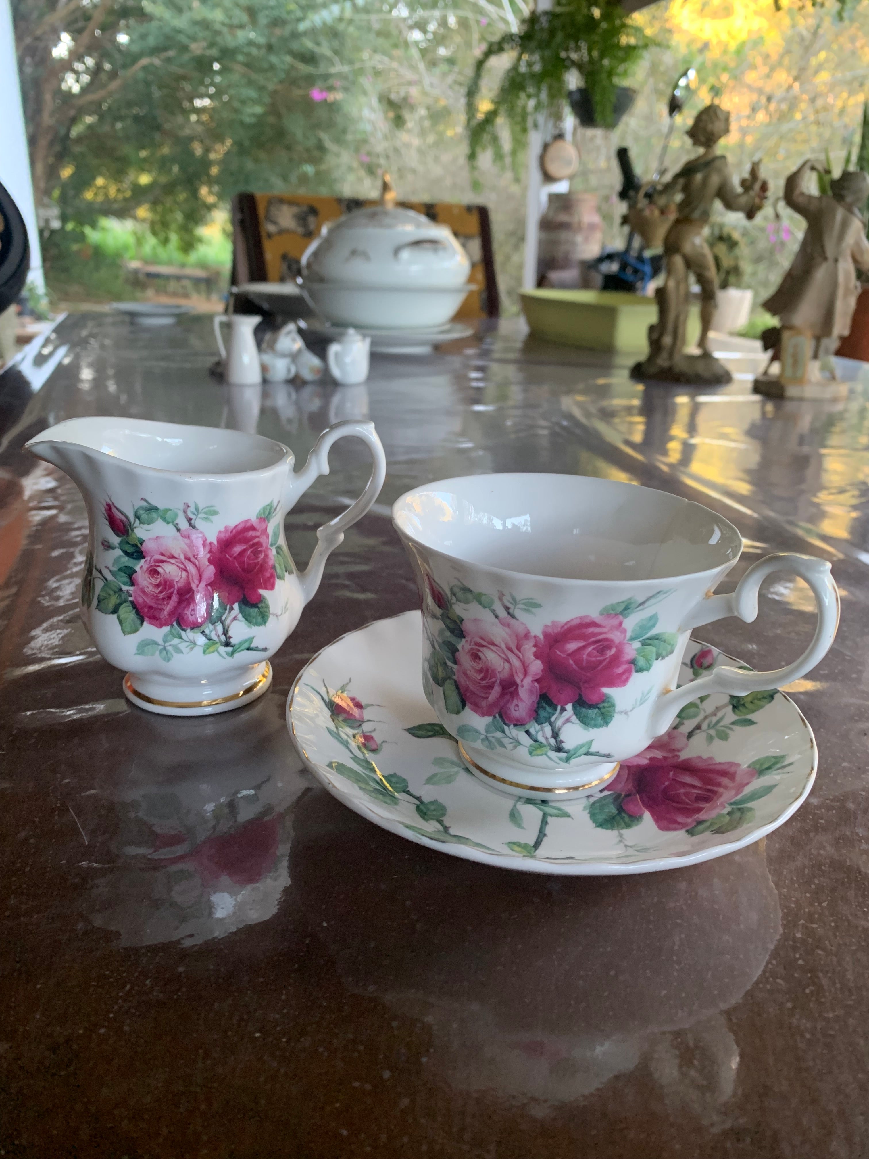 Delicado conjunto em faiança inglesa Roy Kirkham com Rosas 