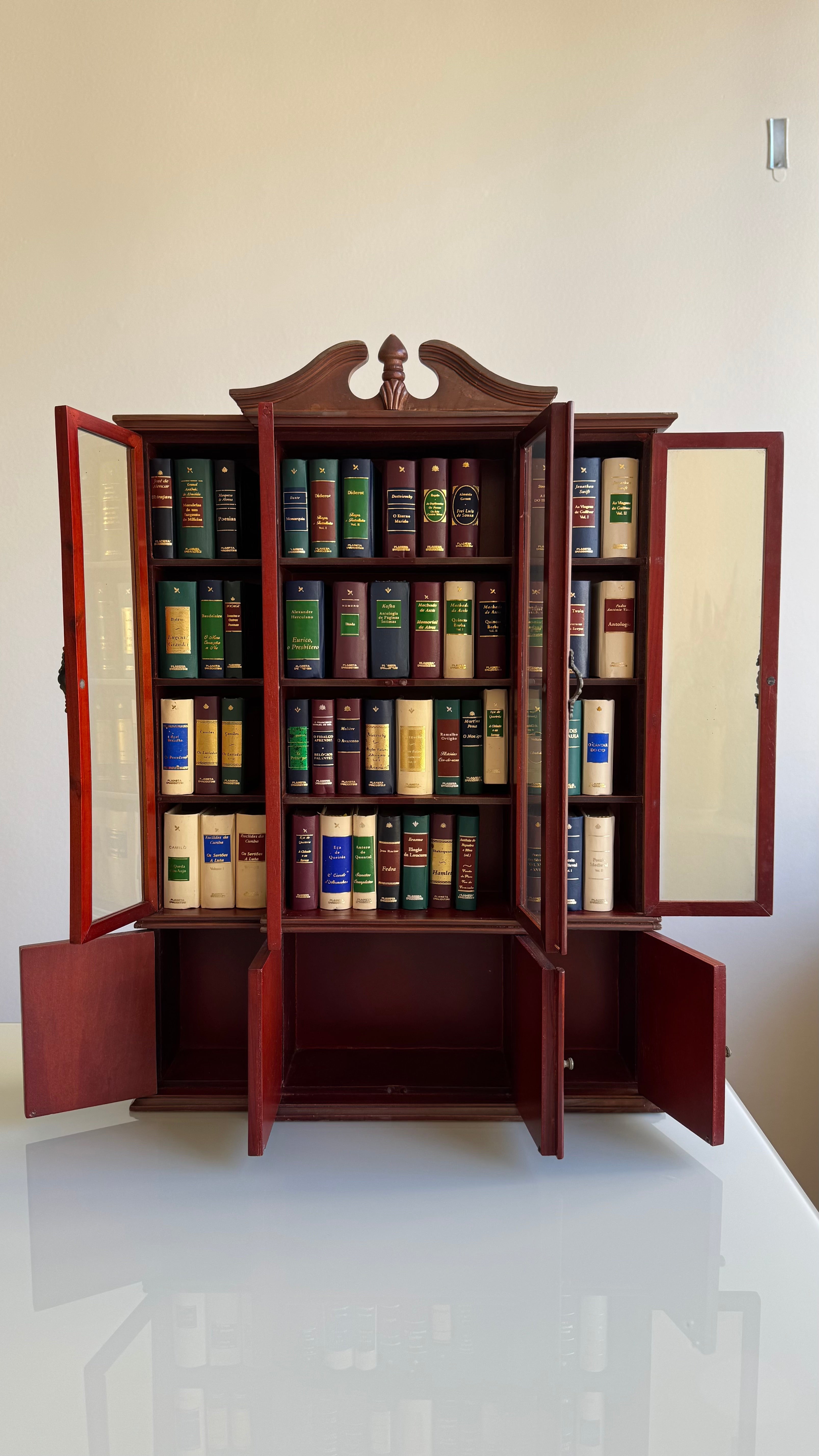 Coleção Grandes Obras da Literatura Universal em Miniatura em pequeno armário 