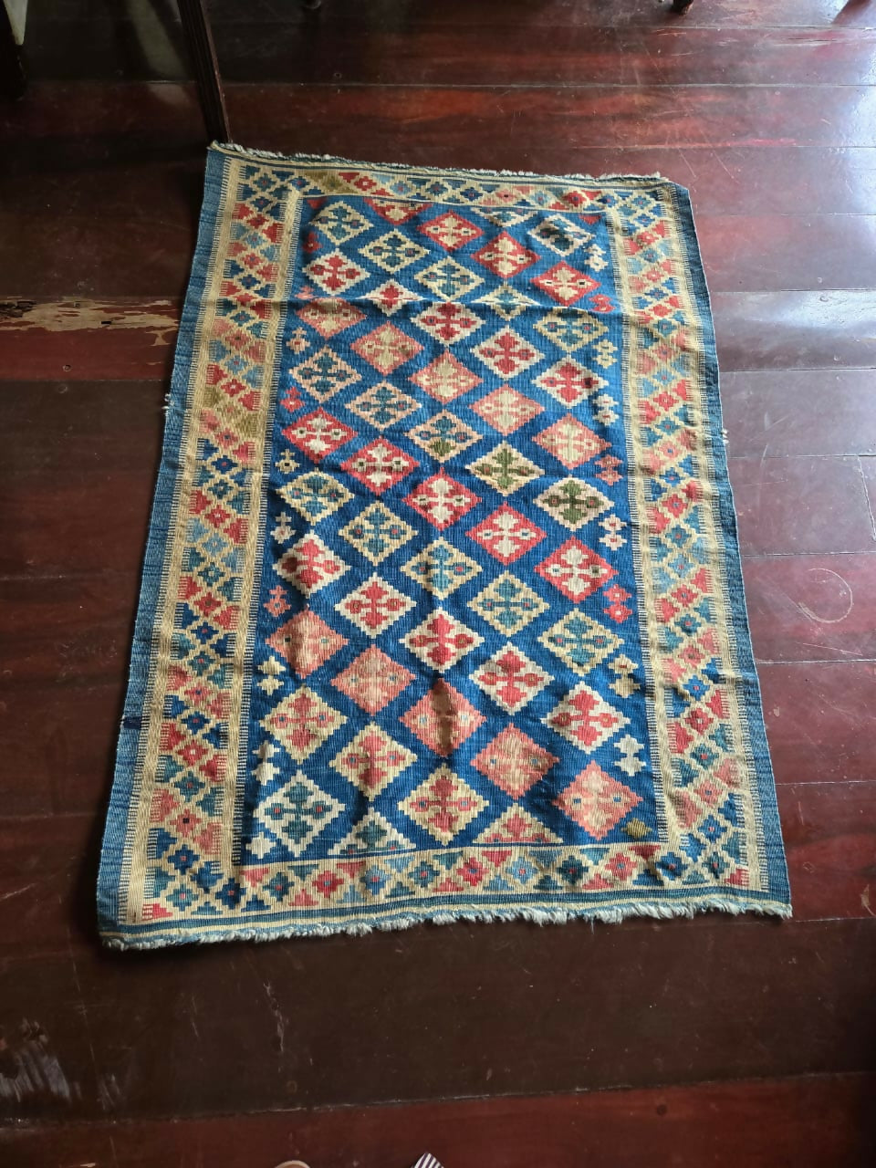 Tapete kilim em lã com padronagem geométrica