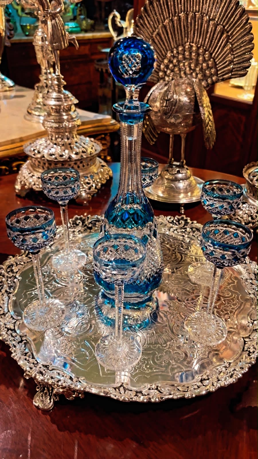 Garrafa Baccarat com jogo de 6 taças. em cristal azul 