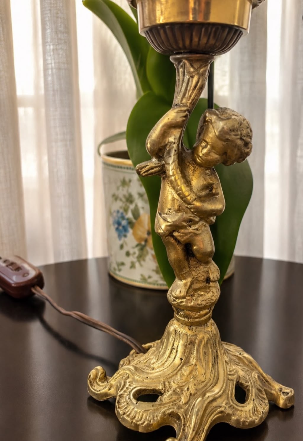 Abajur Querubim com base em bronze trabalhado e cúpula estilo tulipa