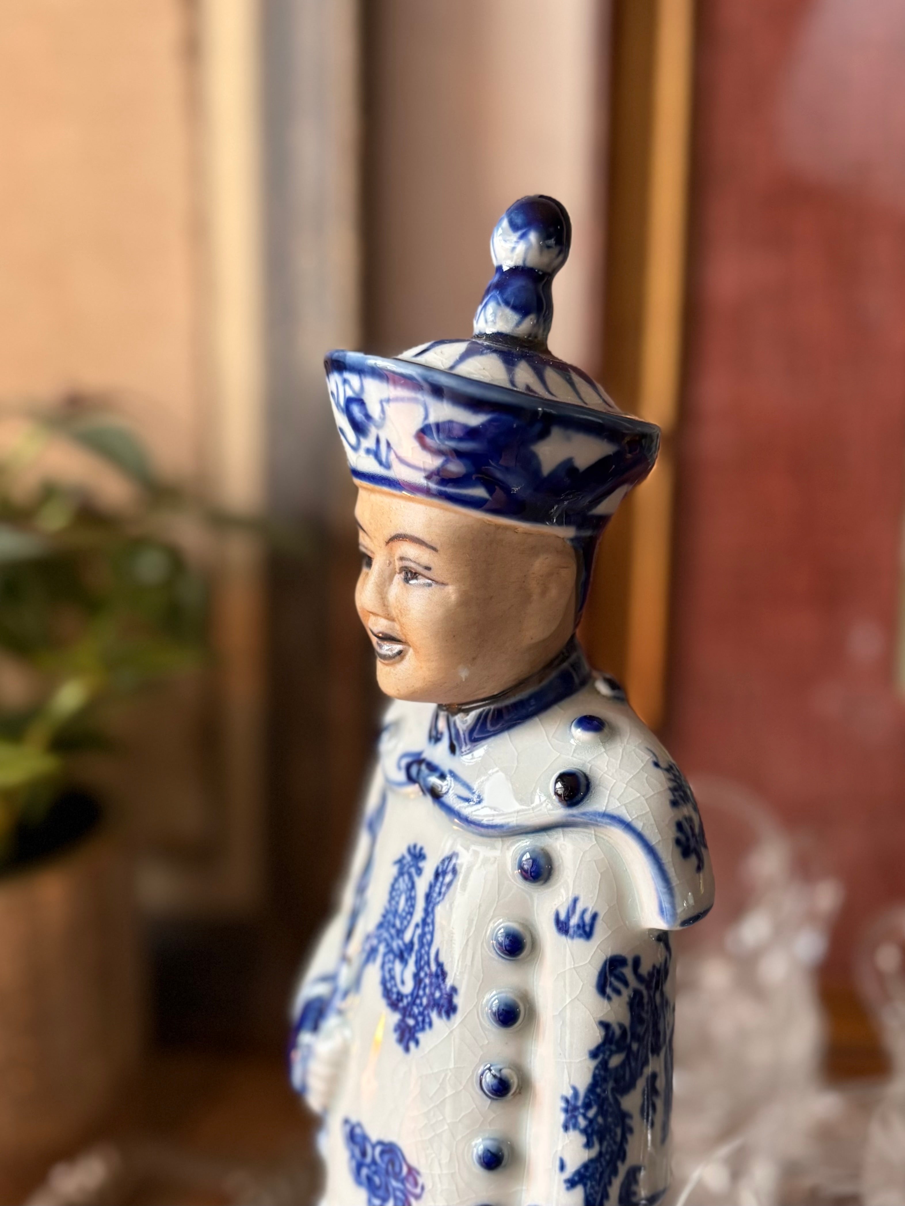 Figura / pequena escultura de sábio chinês em porcelana azul e branco