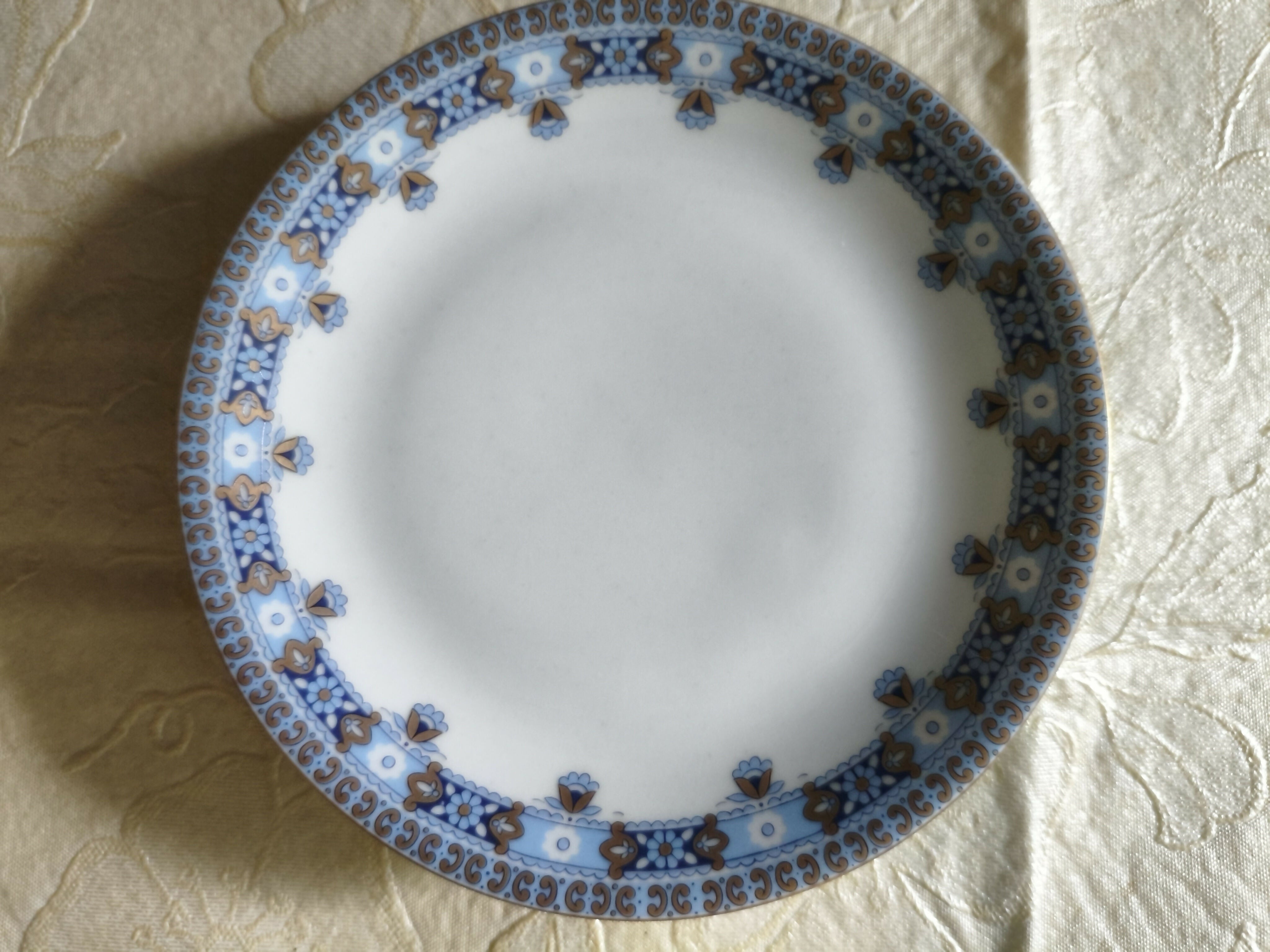 Jogo de jantar em porcelana Renner Medaillon – 16 peças