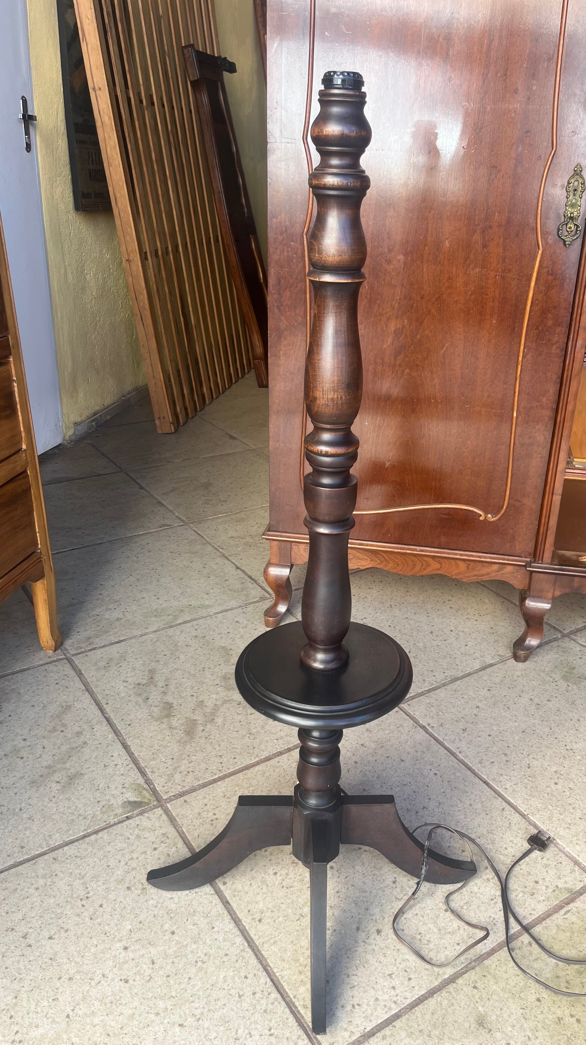 ANTIGA LUMINÁRIA DE CHÃO DE MADEIRA IMBUIA TORNEADA - FUNCIONANDO