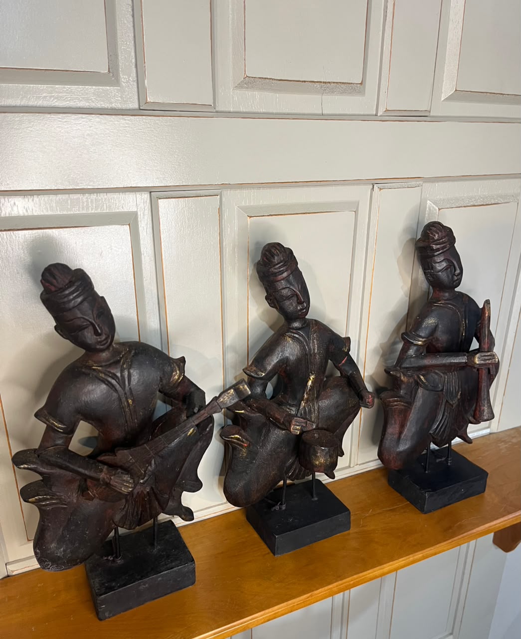 Trio de músicos orientais esculpidos em madeira — figuras decorativas sobre base
