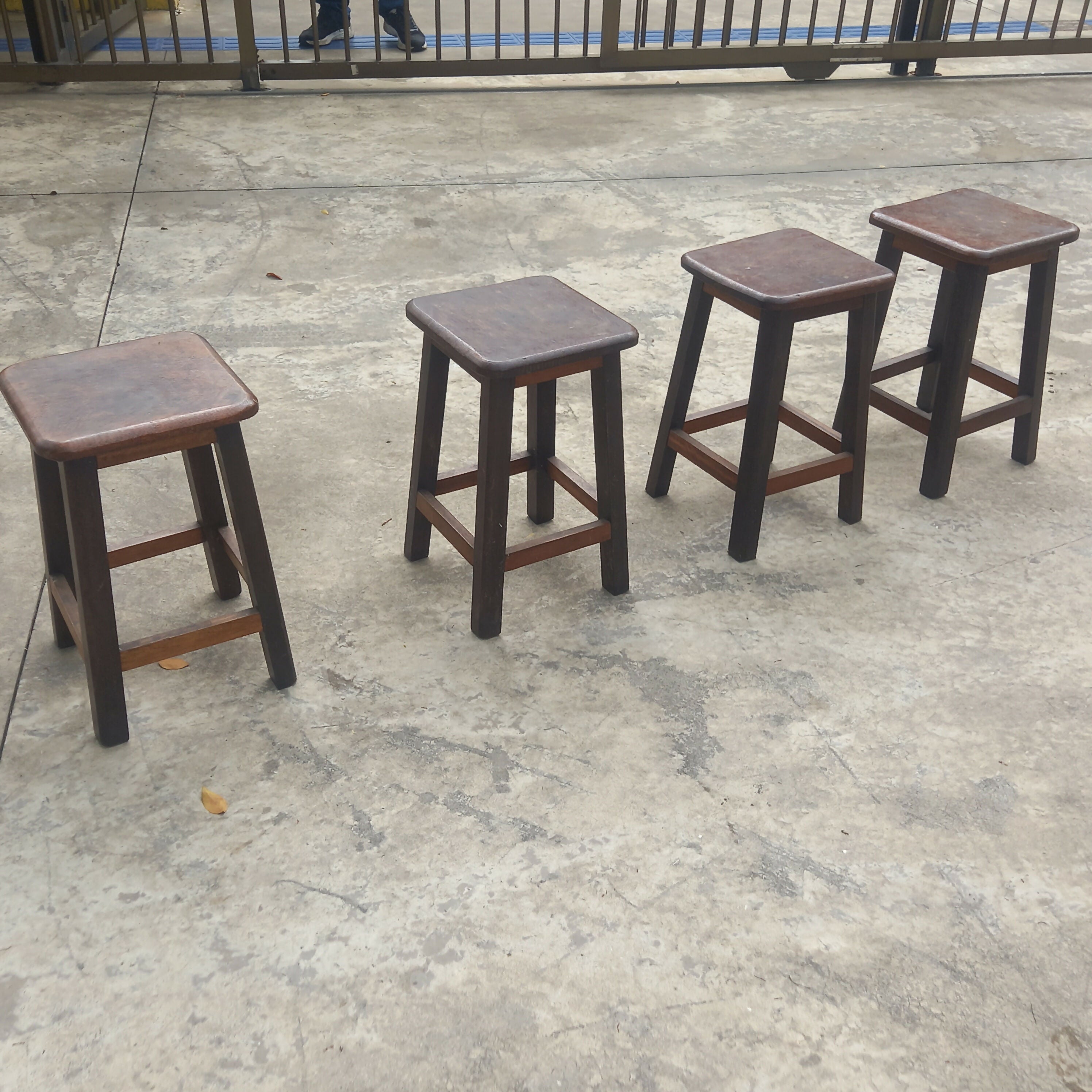 Antigos banquinhos quadrados em madeira