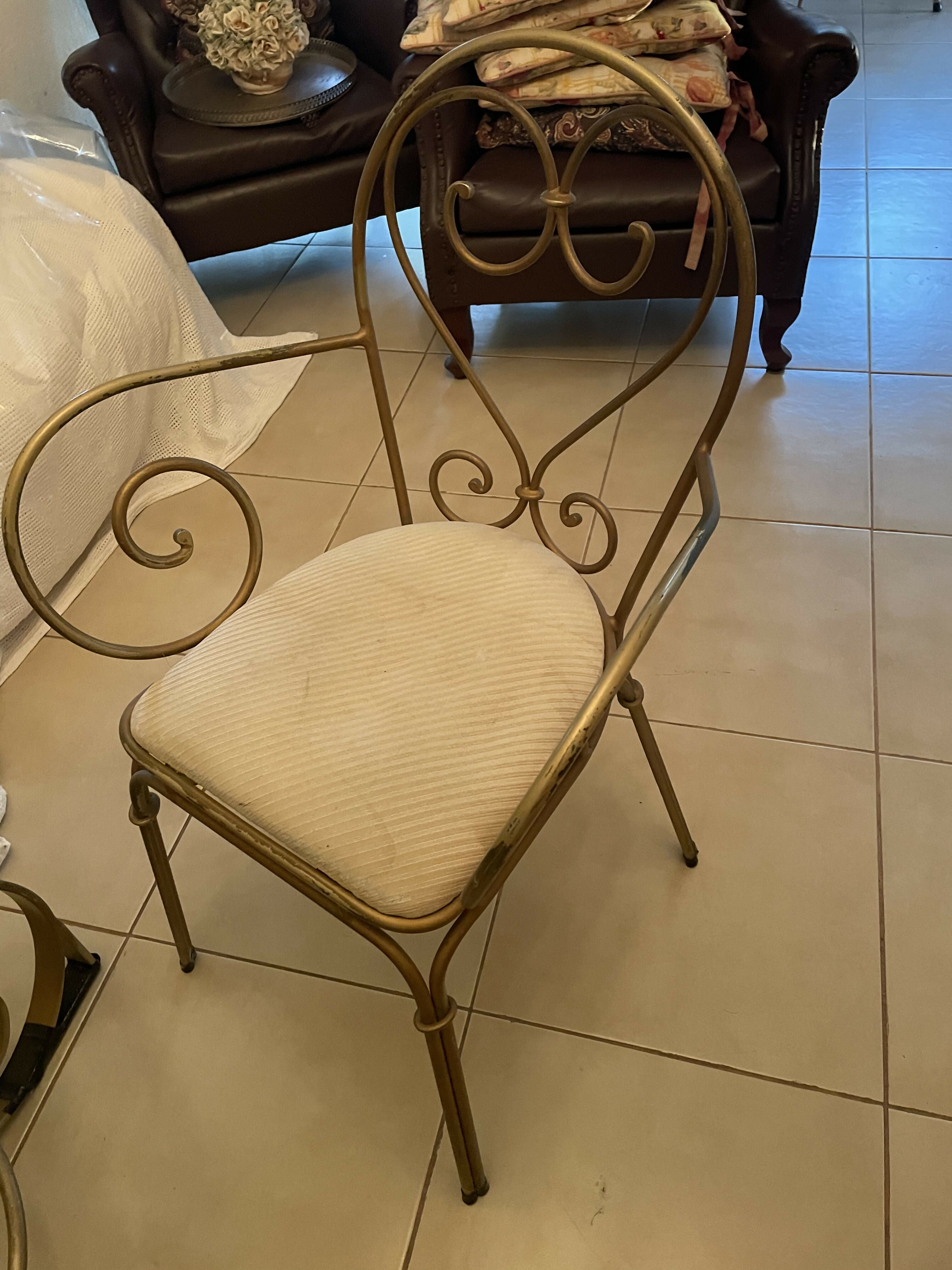 Mesa de ferro com tampo de vidro com quatro cadeiras