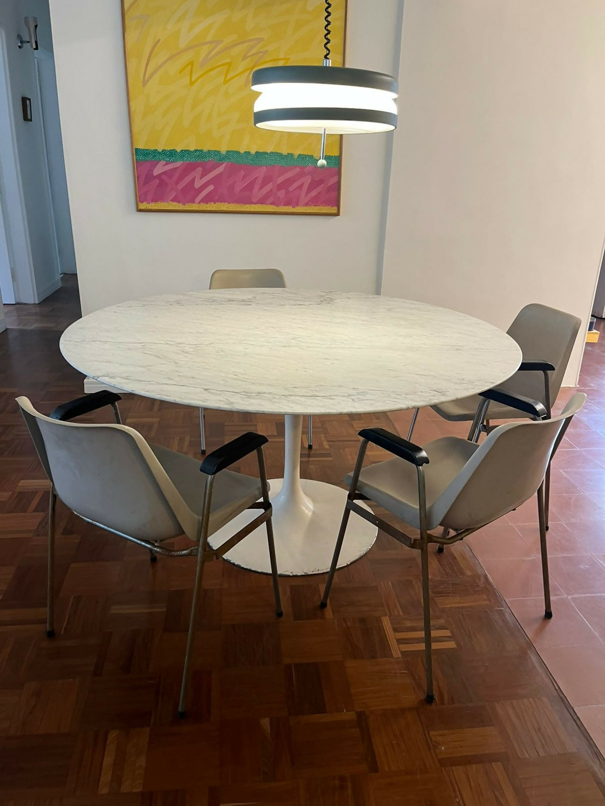 Cadeira Hille bege com braço, assinada por Robin Day e confeccionada pela L&