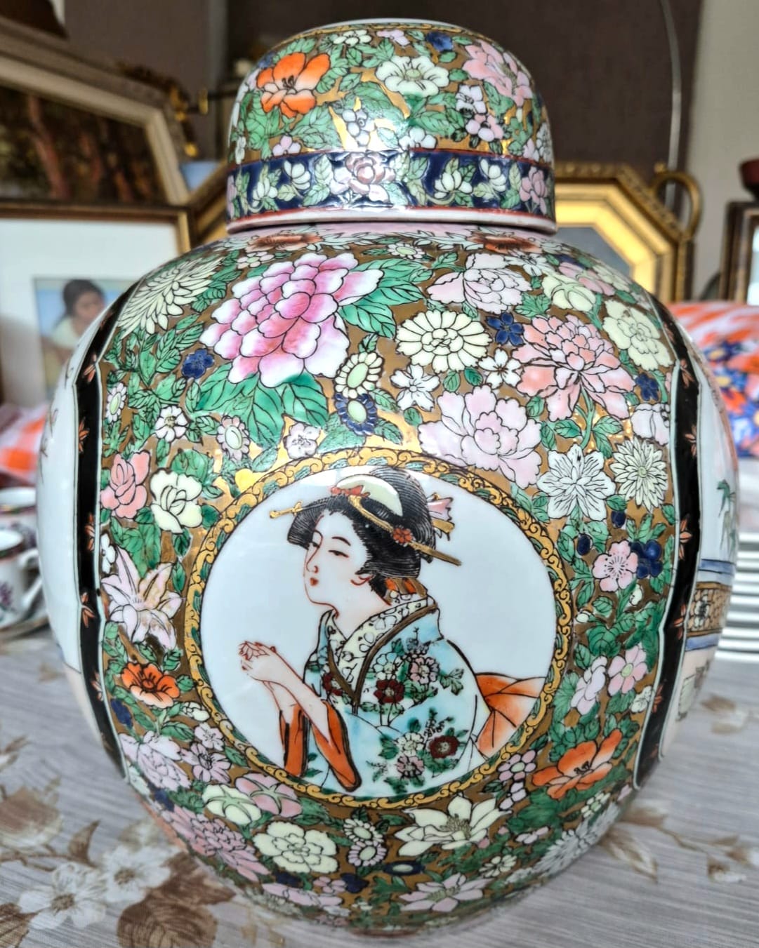 Grande potiche / ginger jar em porcelana, anos 60, Família Rosa Macau, padrão Mille Fleur e gueixas. Lindo, perfeito estado,  um espetáculo!