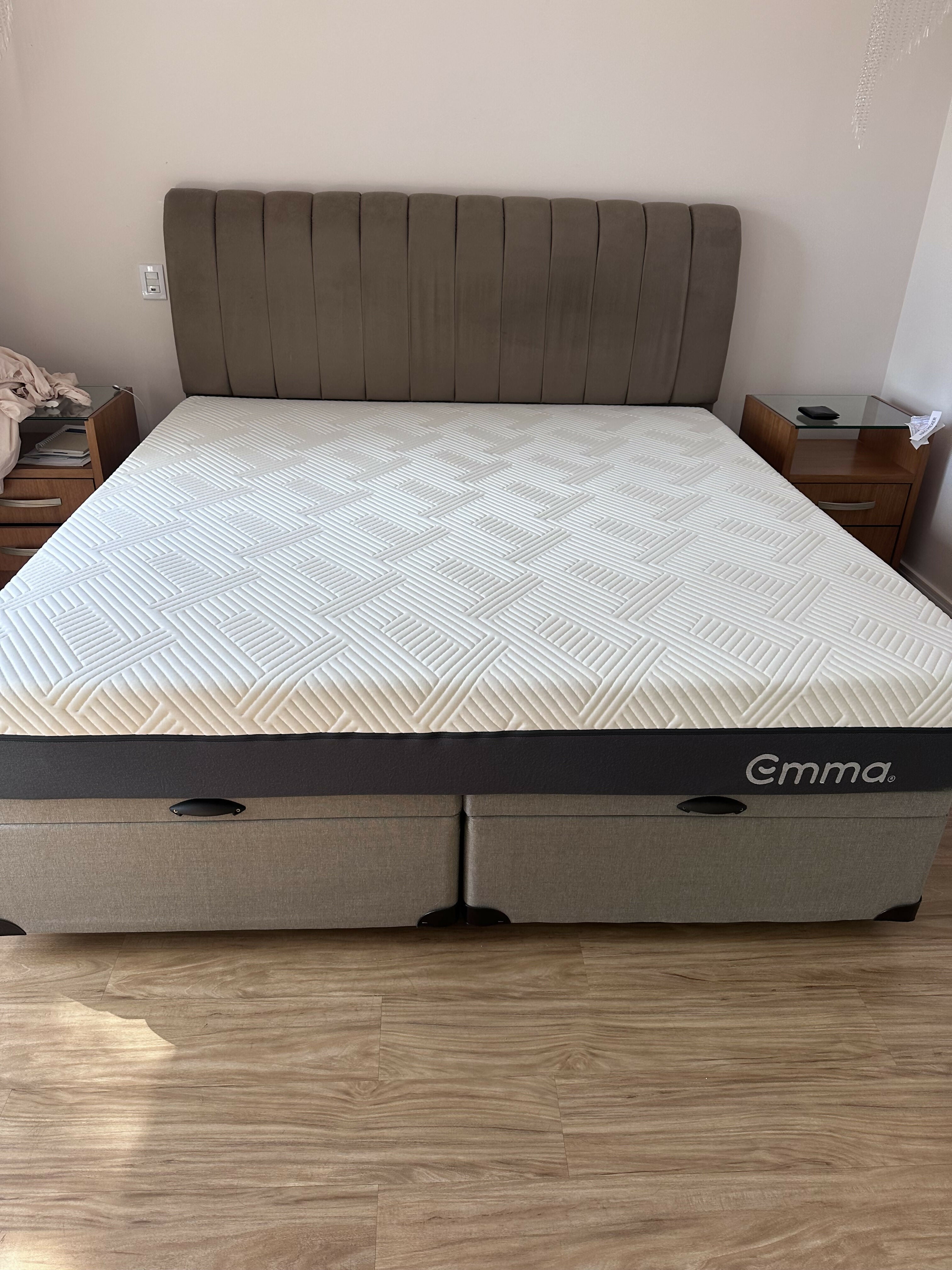 Cama king size box com cabeceira de veludo