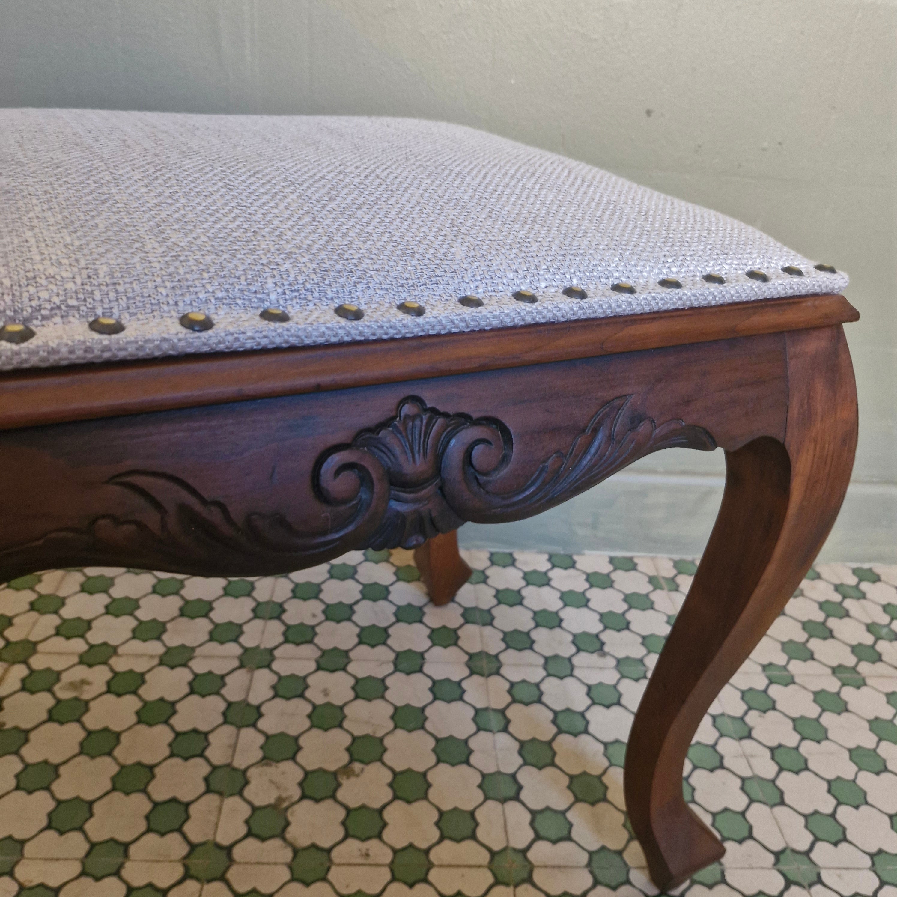 Banqueta Luiz XV com estofado em linho 