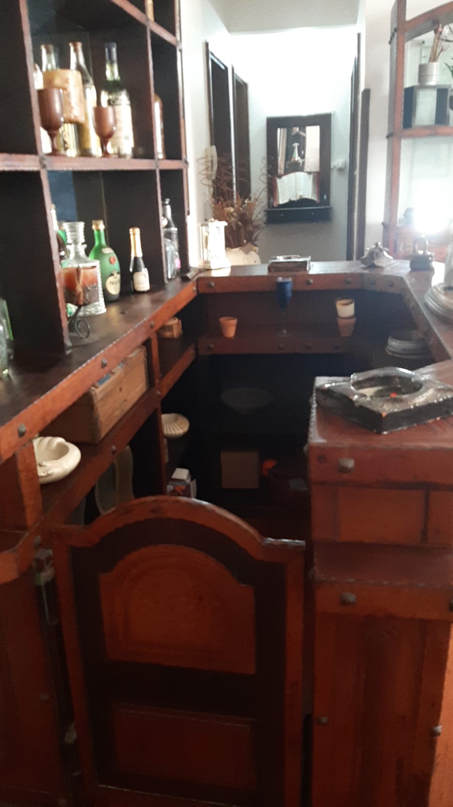 Bar Executivo Rústico Completo em Couro Trabalhado e Madeira Nobre
