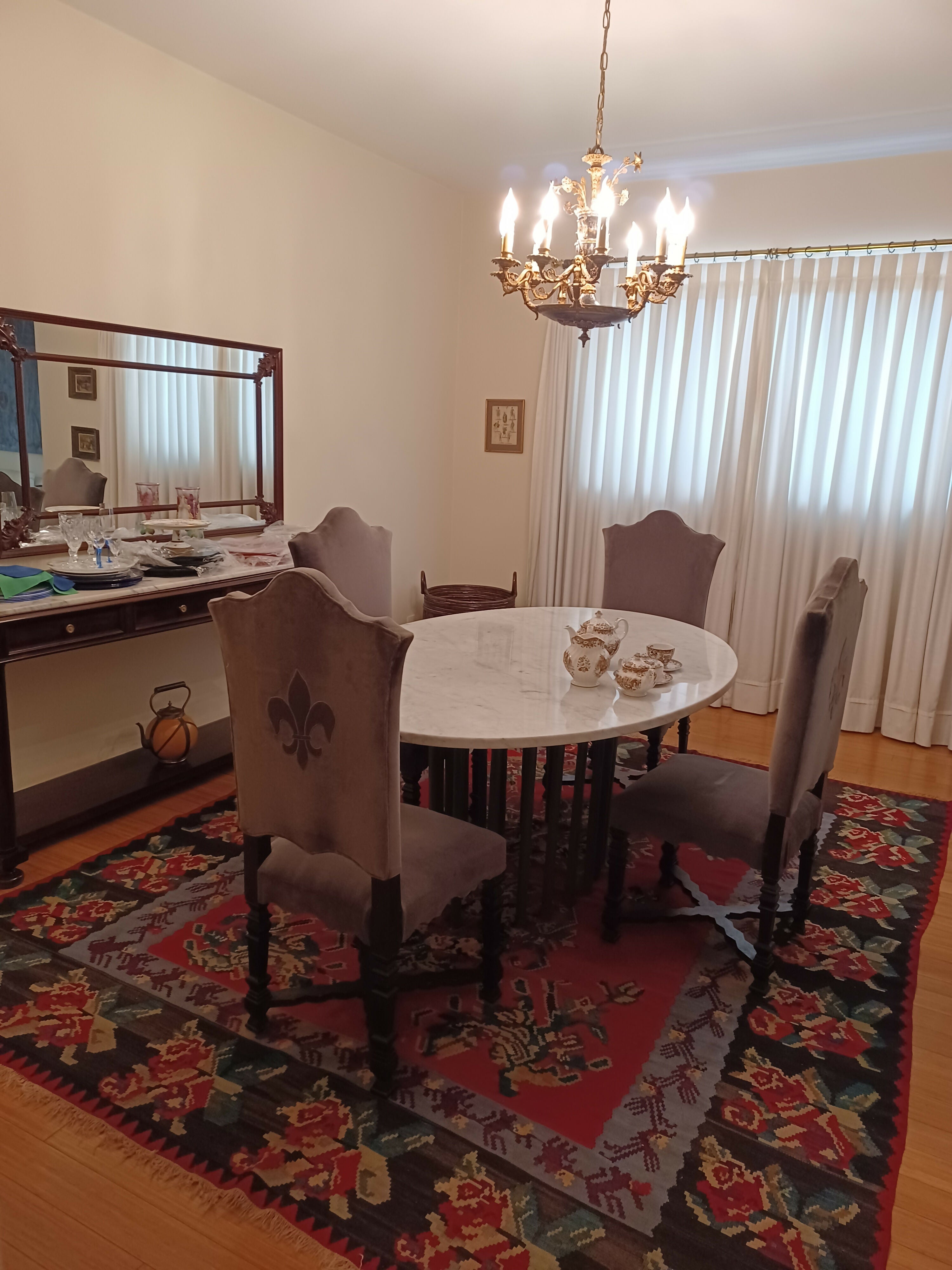 Mesa de jantar Oval em ferro e mármore (sem cadeiras)