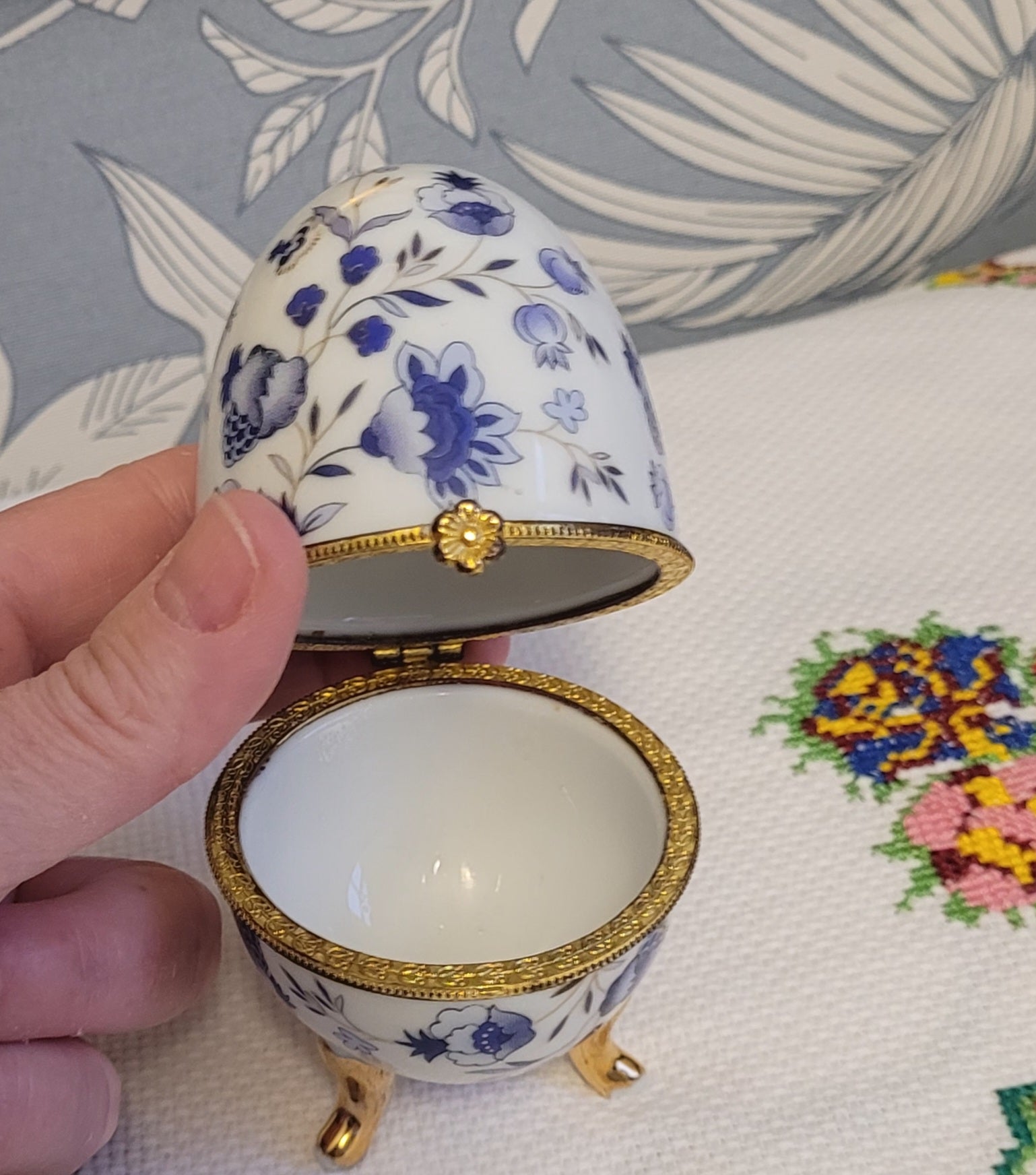 Par de Caixinhas em porcelana russa no formato de ovos estilo Fabergé