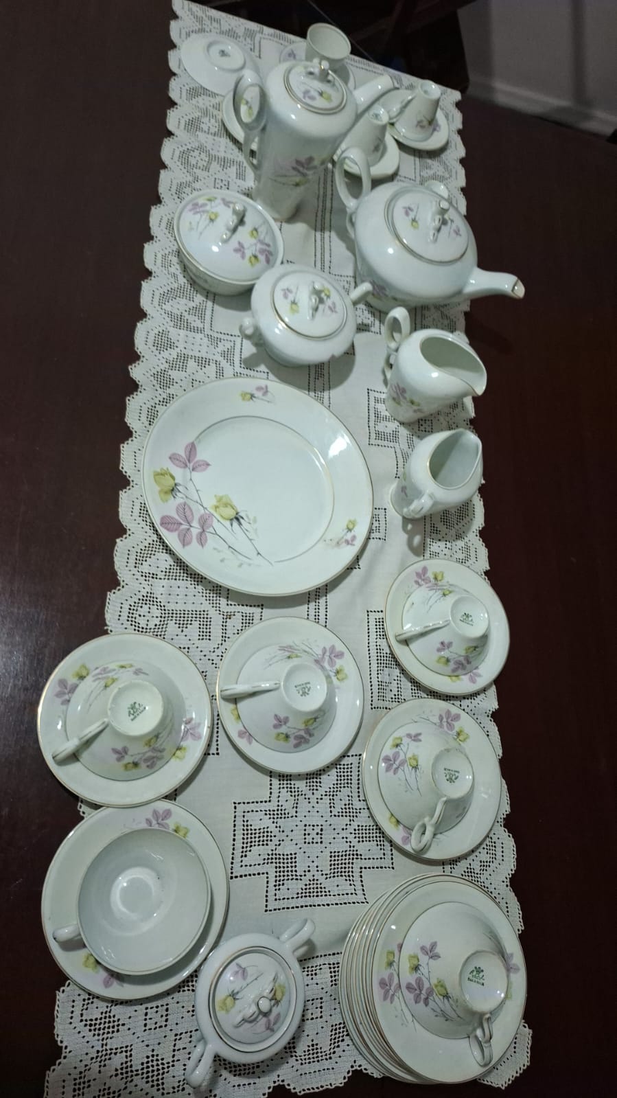 Jogo de Chá, Café e Bolo Porcelana Real com desenho floral de Rosas