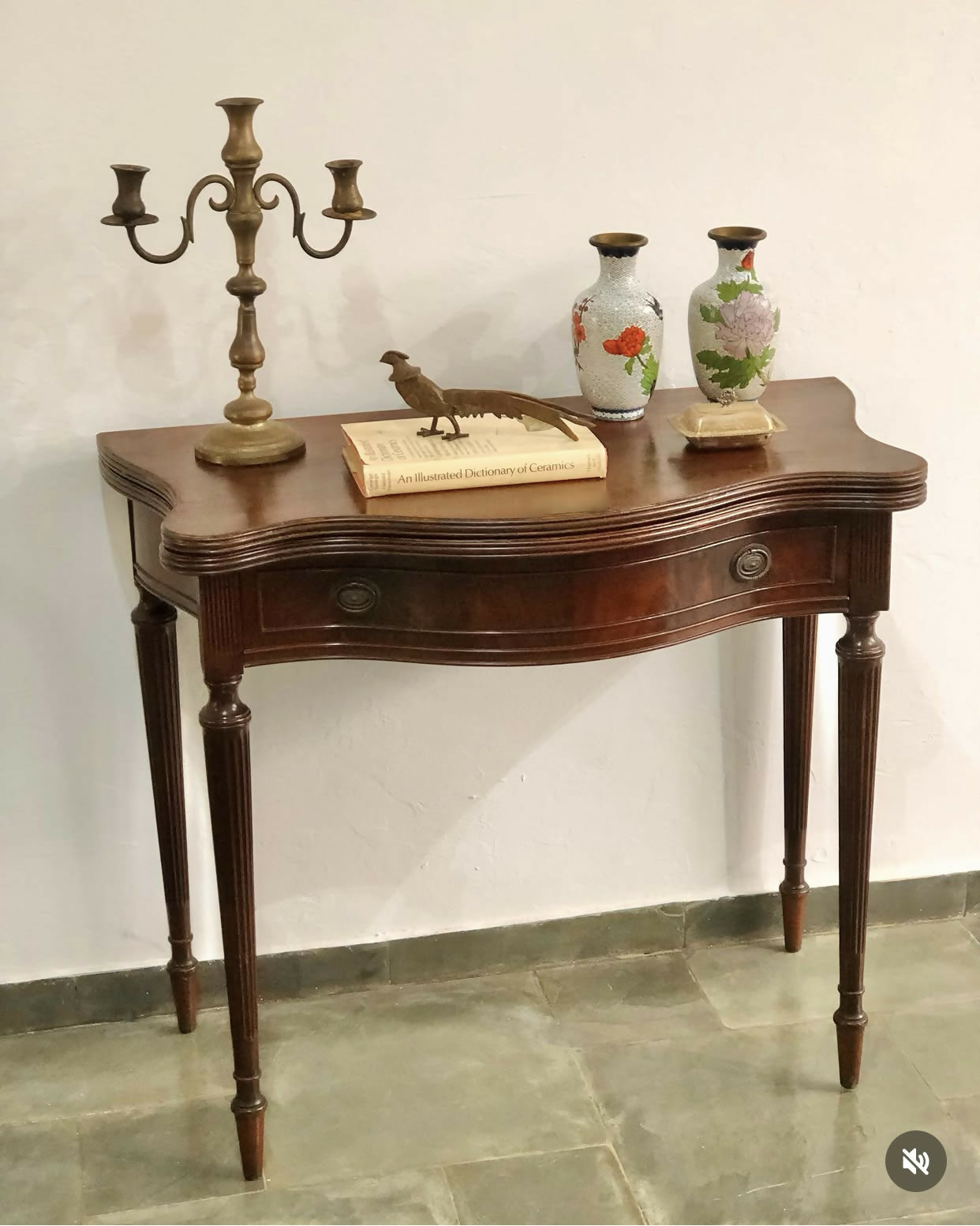 Mesa aparador estilo Luís XVI com tampo dobrável e reversível para mesa de apoio