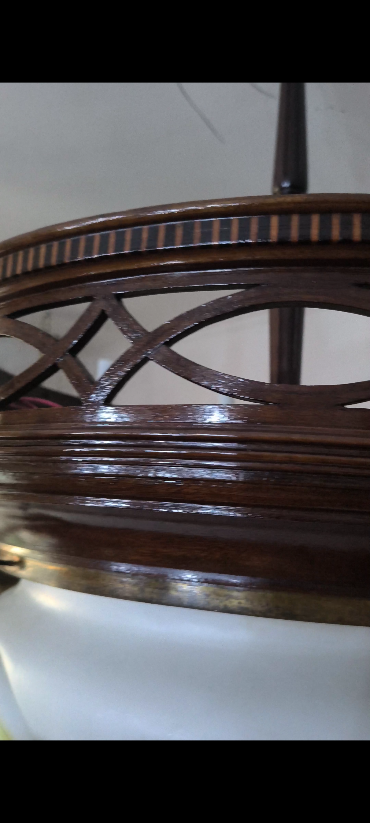 Lustre antigo arredondado em bronze, Marchetaria e Opalina