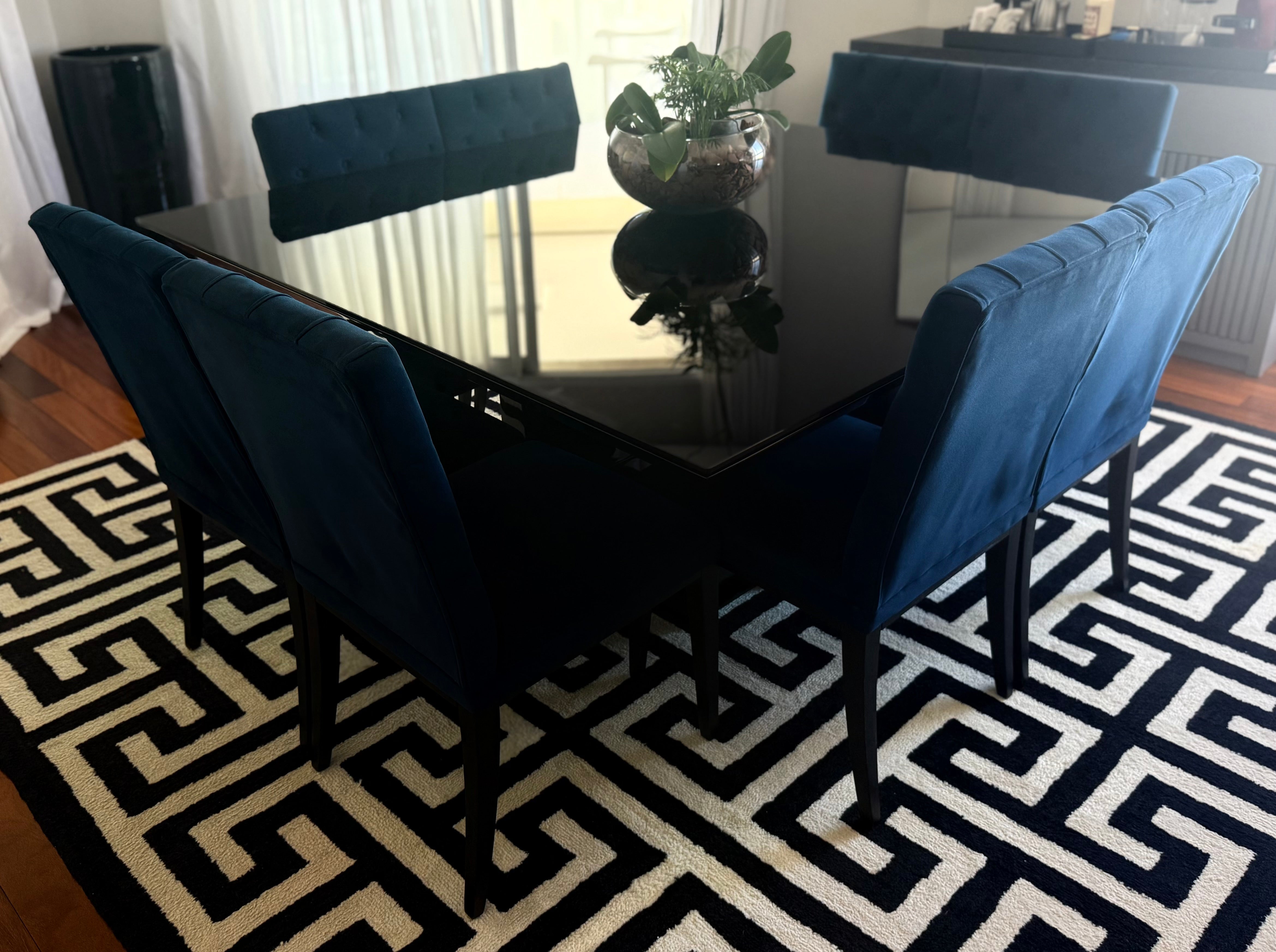 Mesa de jantar quadrada em laca preta com 8 cadeiras Capitonê em azul - Ilustre Móveis
