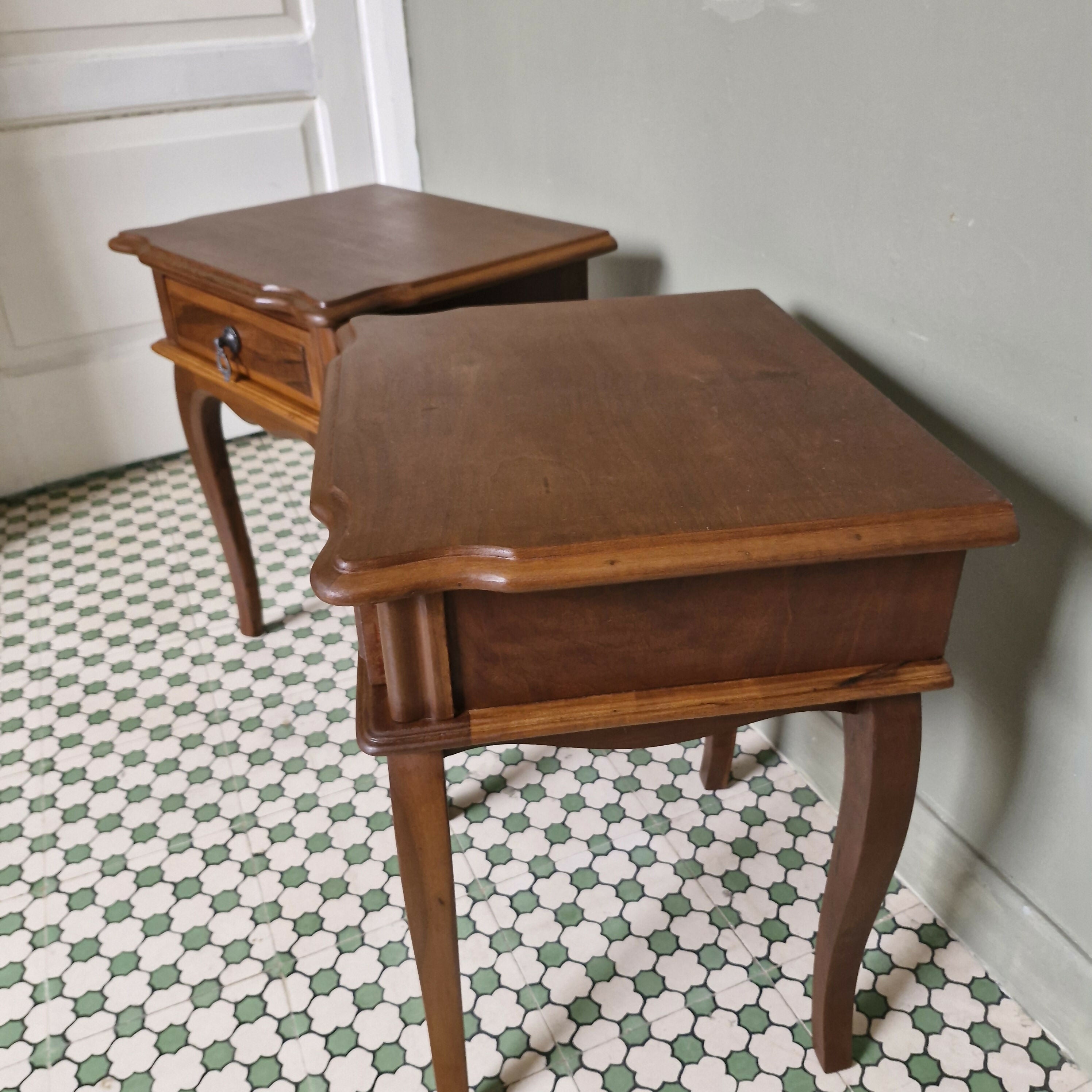 Mesas de Cabeceira Provençal