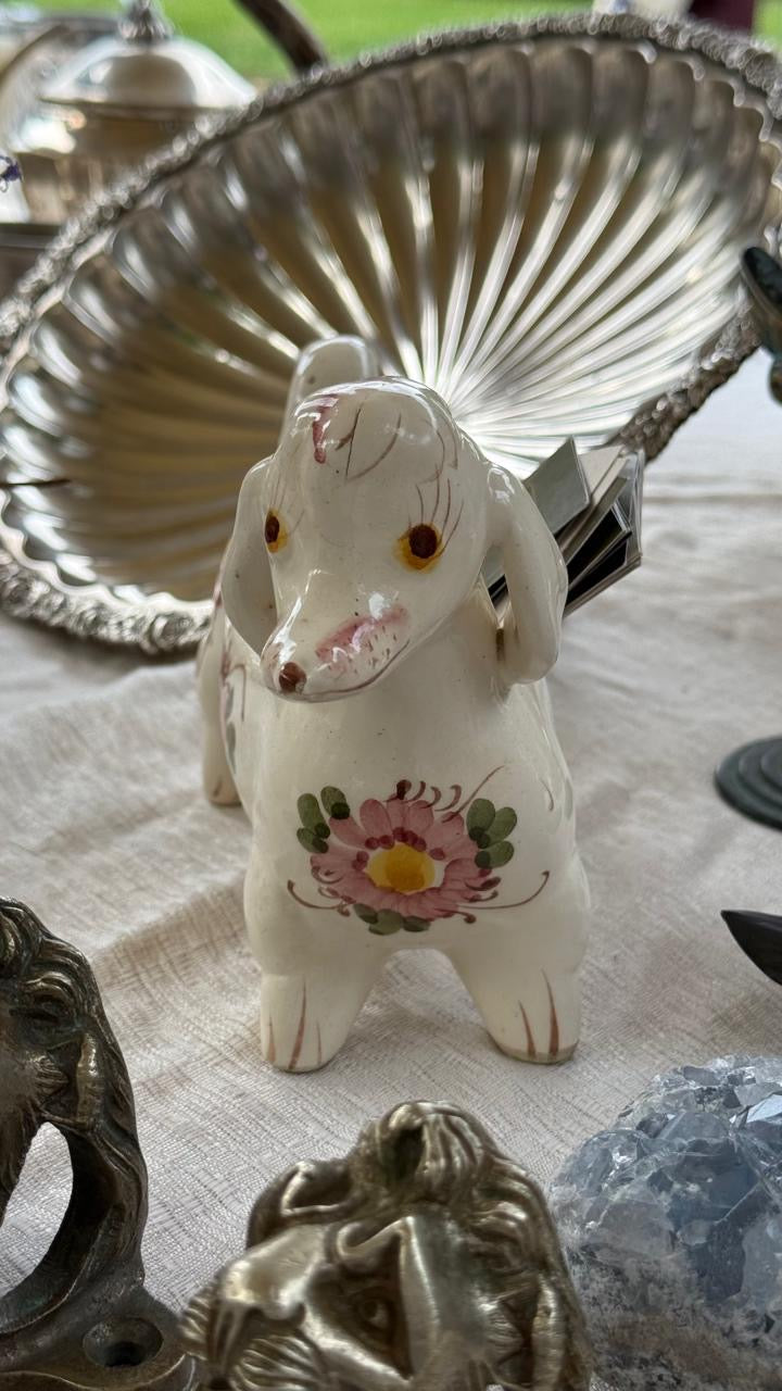 Cachorrinho salsicha de porcelana pintada com motivos florais 