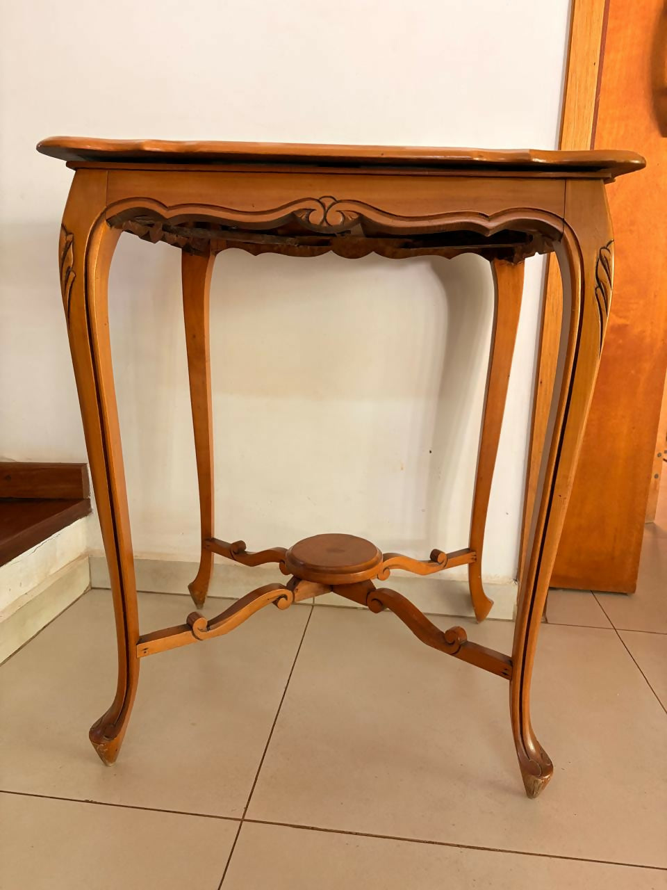 Mesinha clássica alta e elegante.