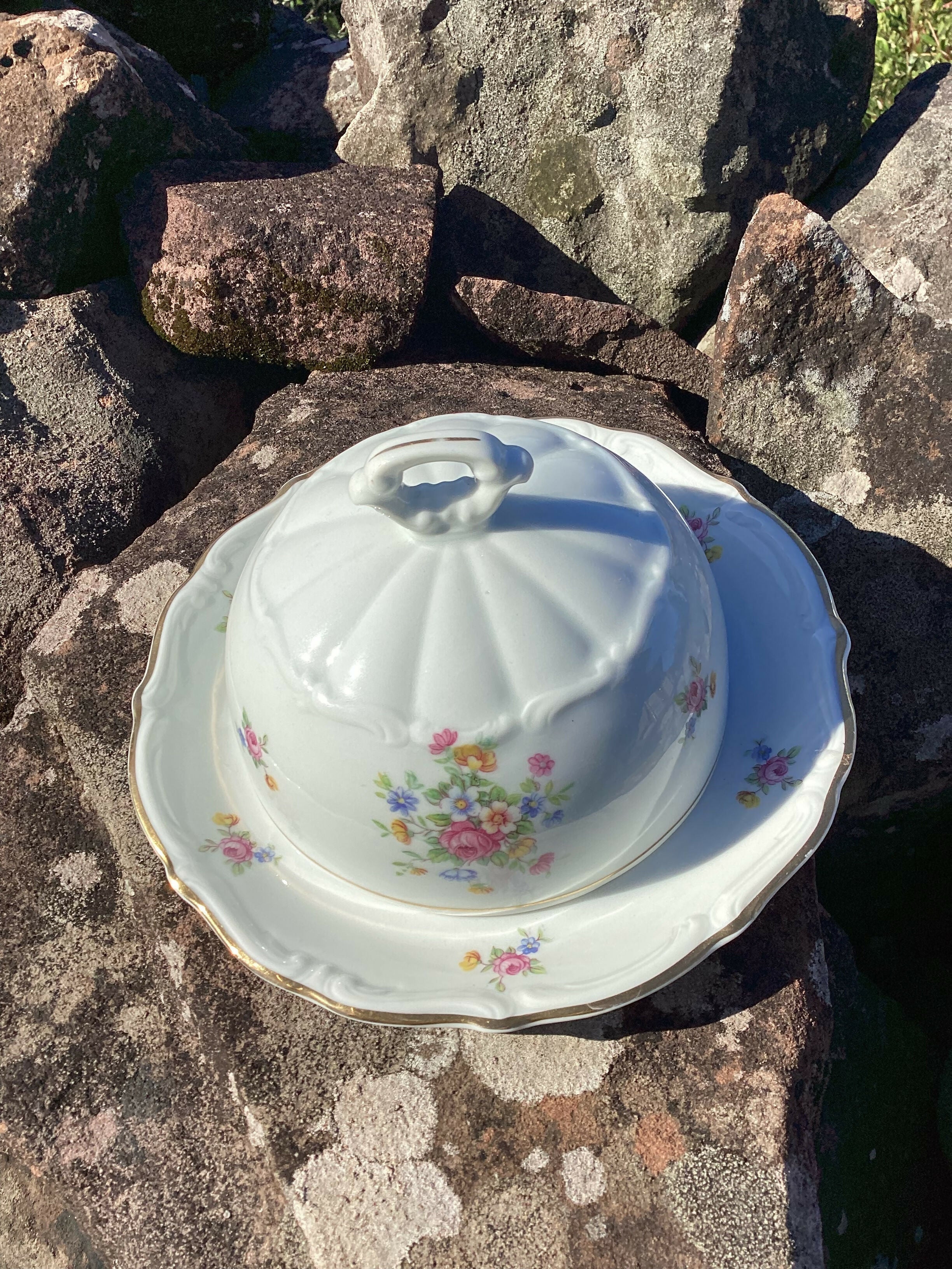 Mesa posta com preciosa manteigueira