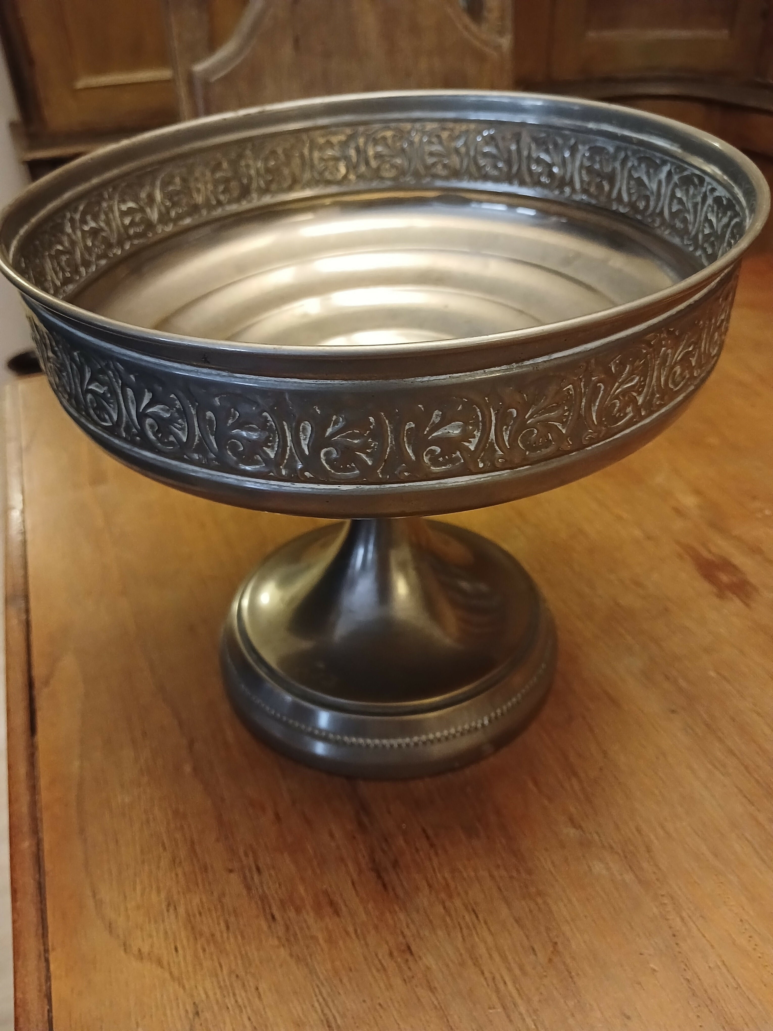 Fruteira antiga de pedestal em metal