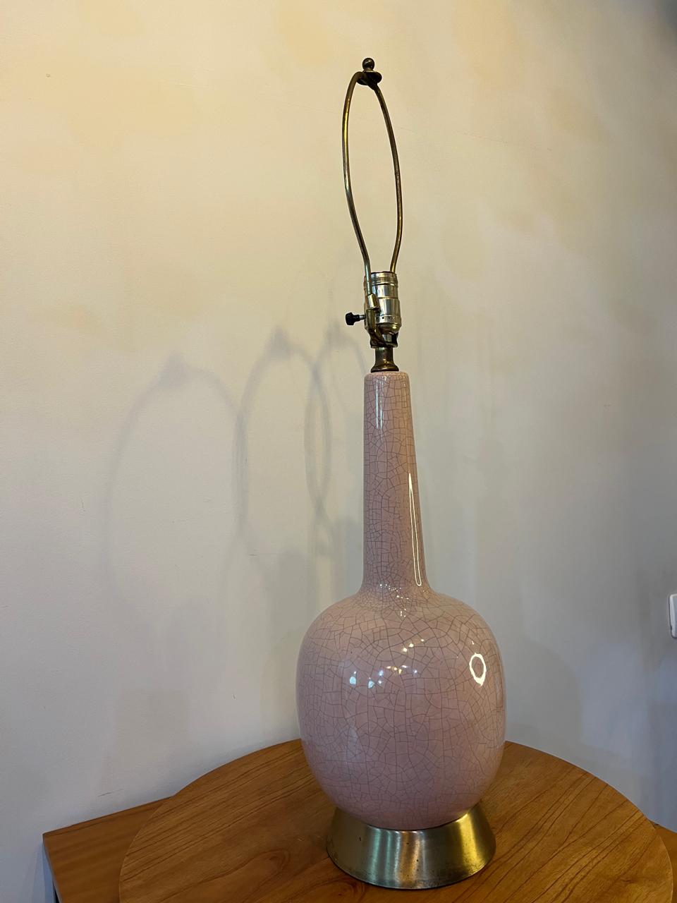 Abajur Vintage em Cerâmica Rosa Craquelada com Base Metálica – 74 cm