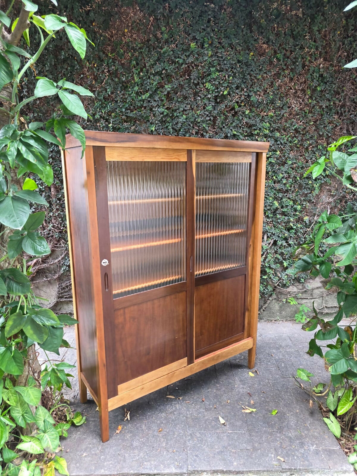 Livreiro em imbuia portas de correr, década de 60,