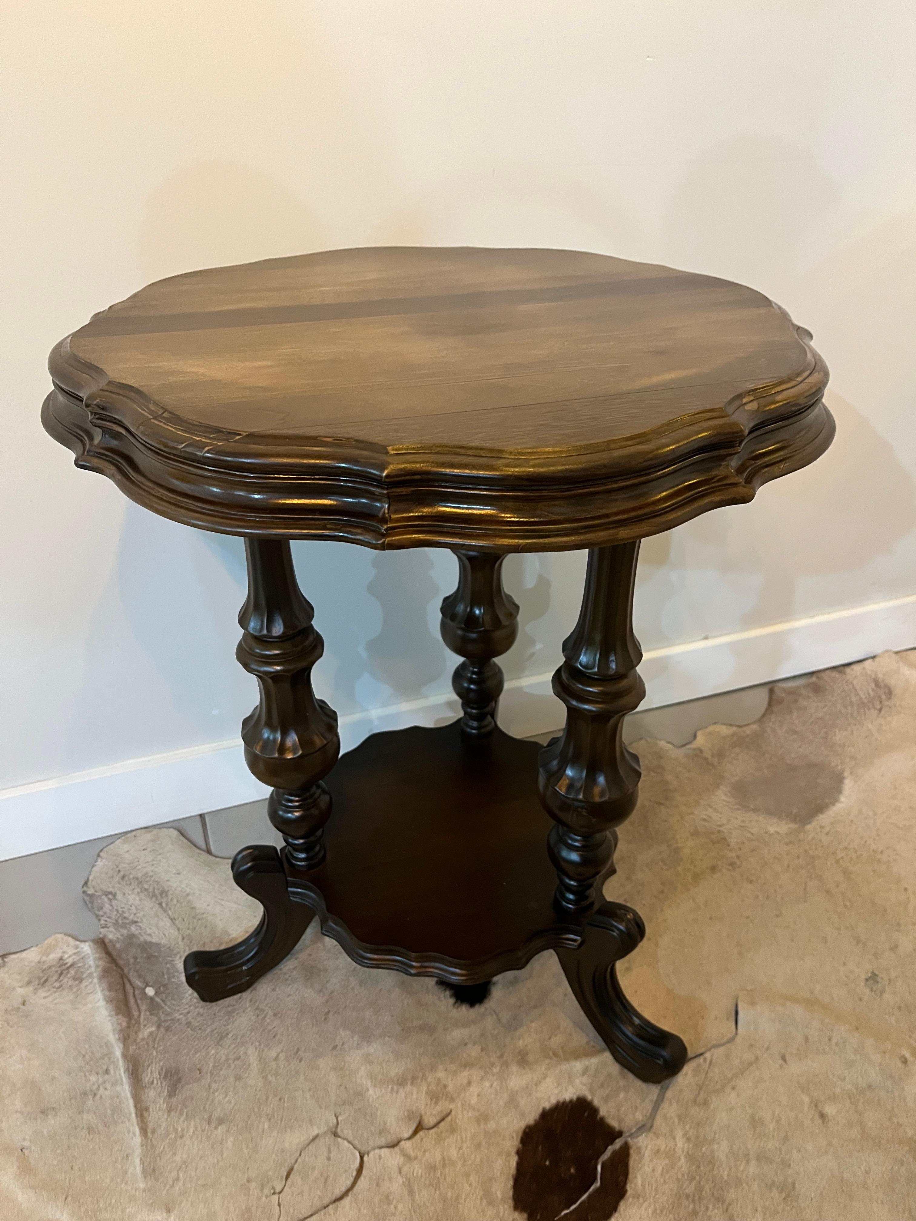 Mesa Lateral Arredondada Clássica em Madeira com Colunas Torneadas – 72 × 57 cm