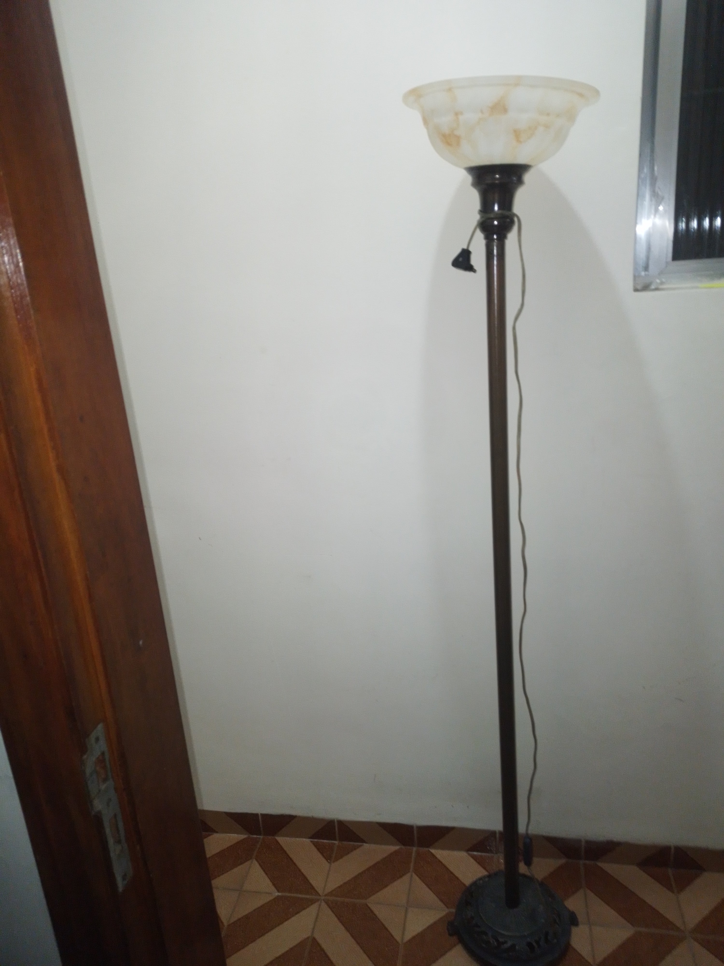 Luminária de chão vintage em metal e cúpula imitando mármore 
