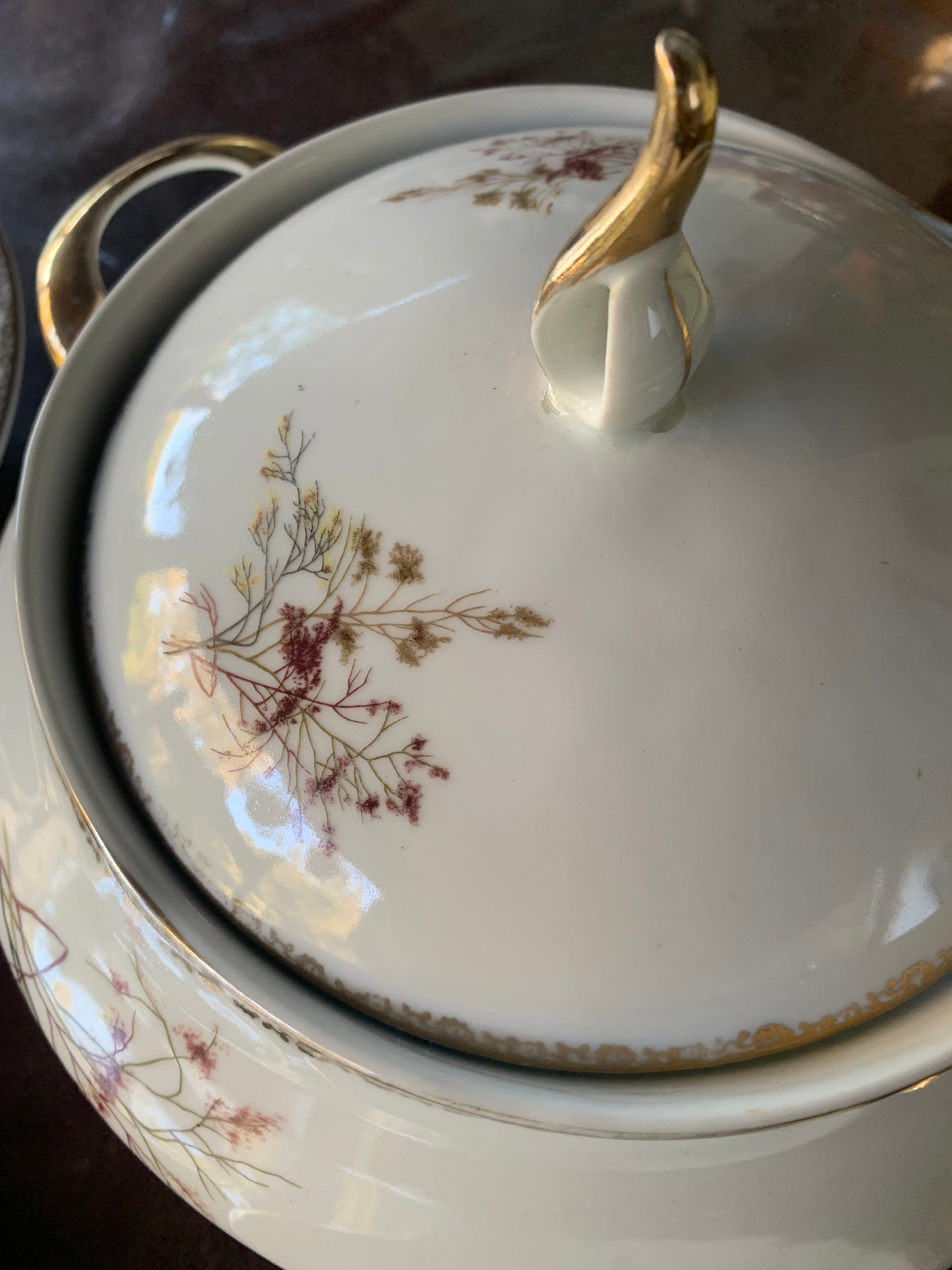 Raro conjunto em porcelana Real sopeira e travessas com detalhes dourados e motivos florais 