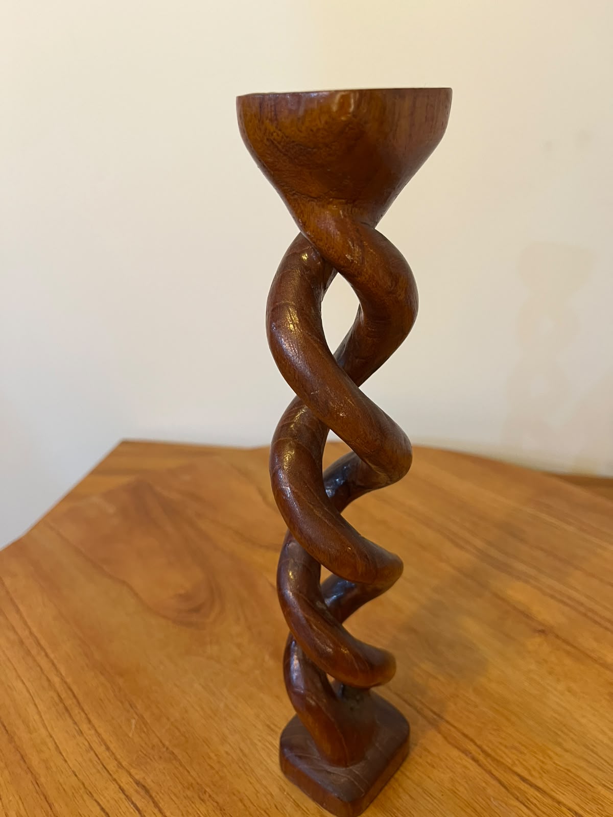 Castiçal em cedro arana entalhado com coluna vazada em espiral – 27,5 cm (2 unidades disponíveis)