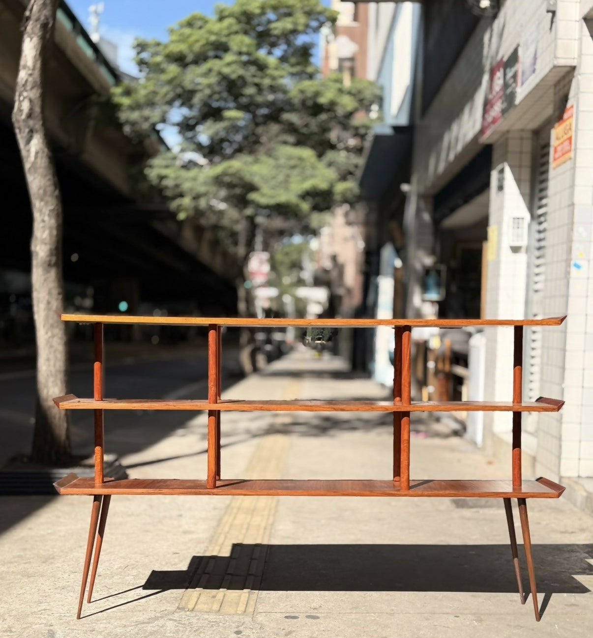Estante aparador modernista