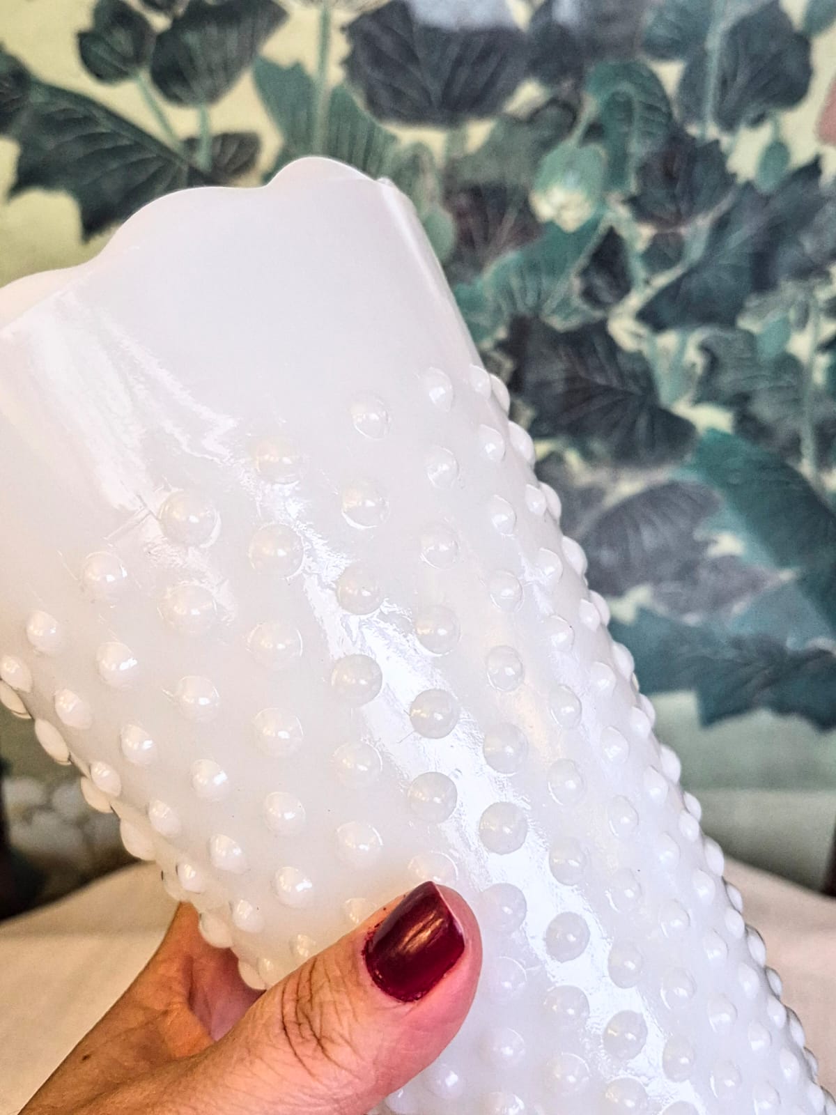 Incrível vaso em opalina vintage,  anos 50/60, estadounidense.  Formato trompete, padrão de pontos e traços, borda em babado.  Depression glass clássico chamado Vaso de Opalina Hobnail.