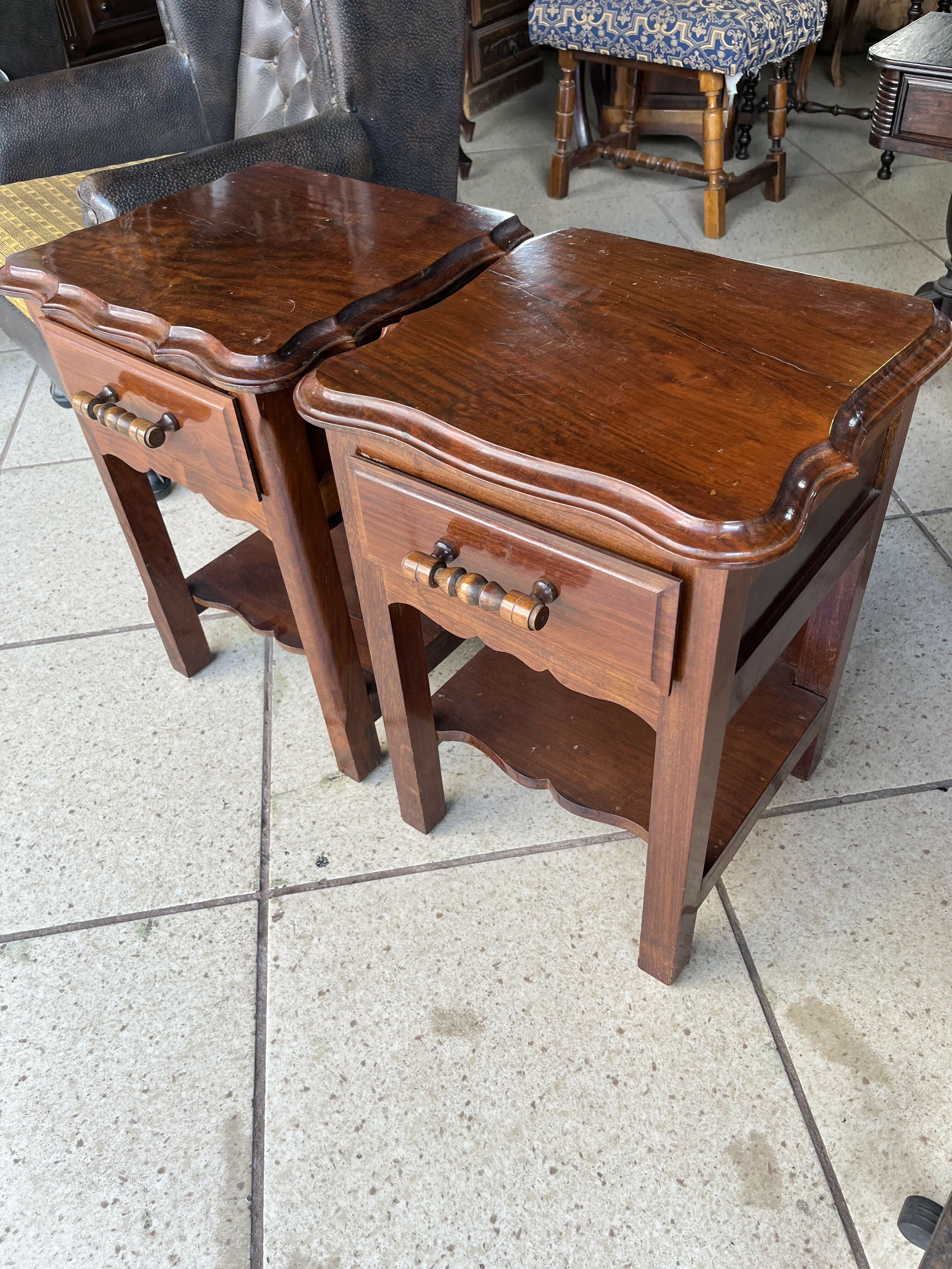 PAR DE MESINHAS DE CABECEIRA EM MADEIRA MACIÇA