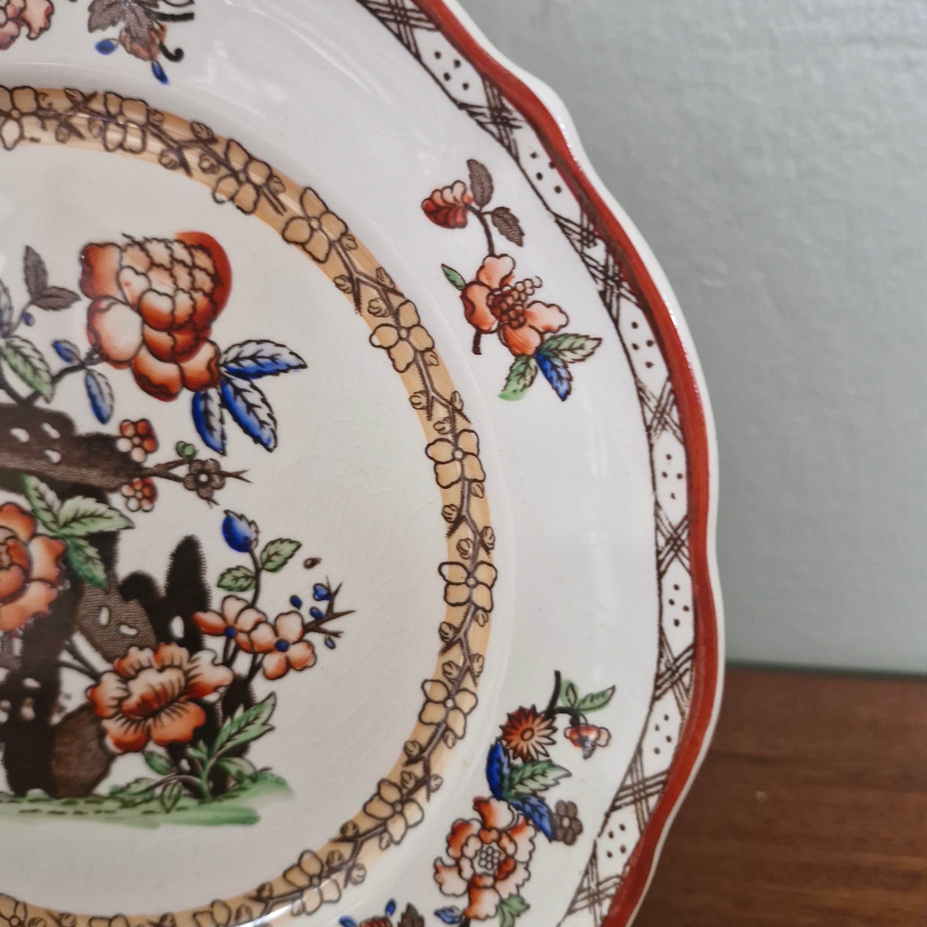 Prato decorativo porcelana com decoração floral 