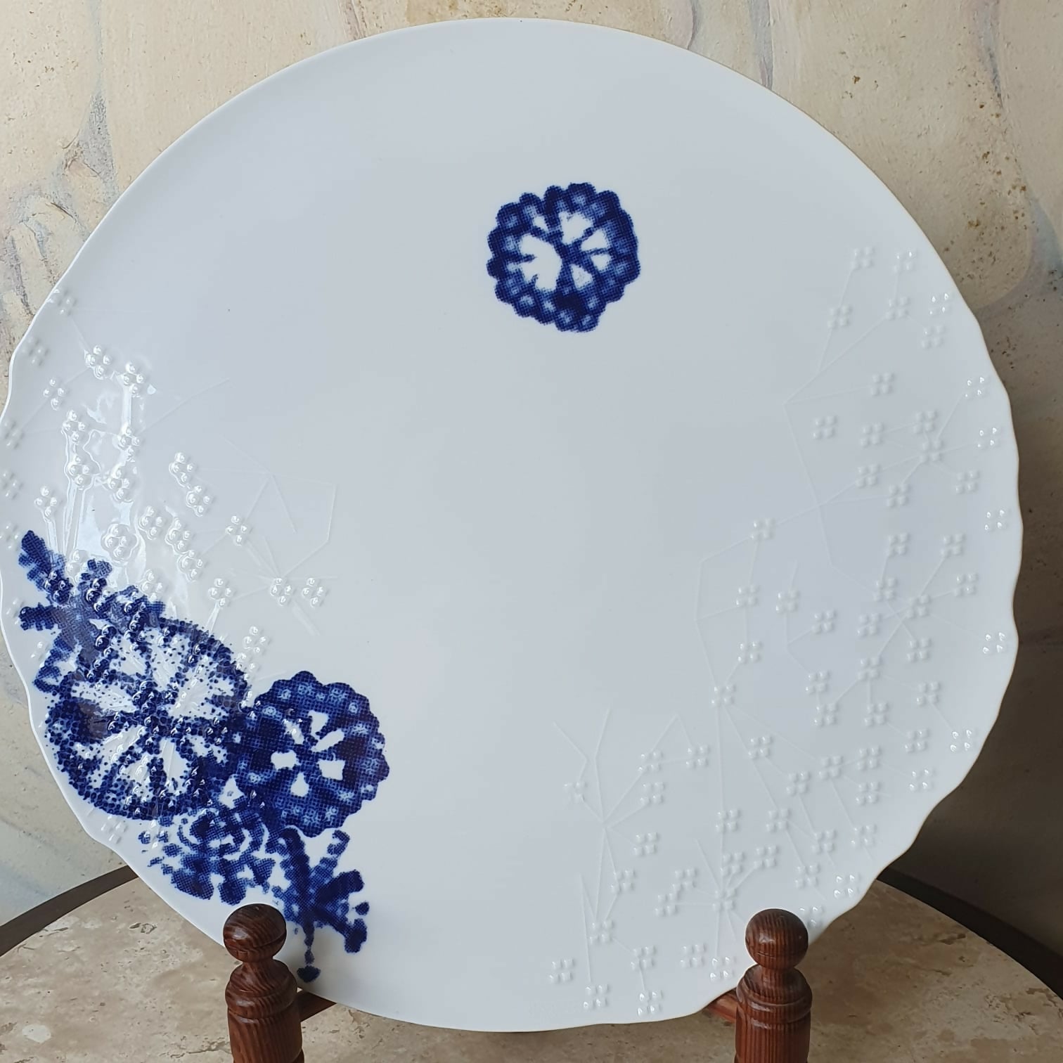 Prato para bolo em porcelana Ultrafina Rosenthal, linha Studio Line, por Patrícia Urquiola, estilo Shibori