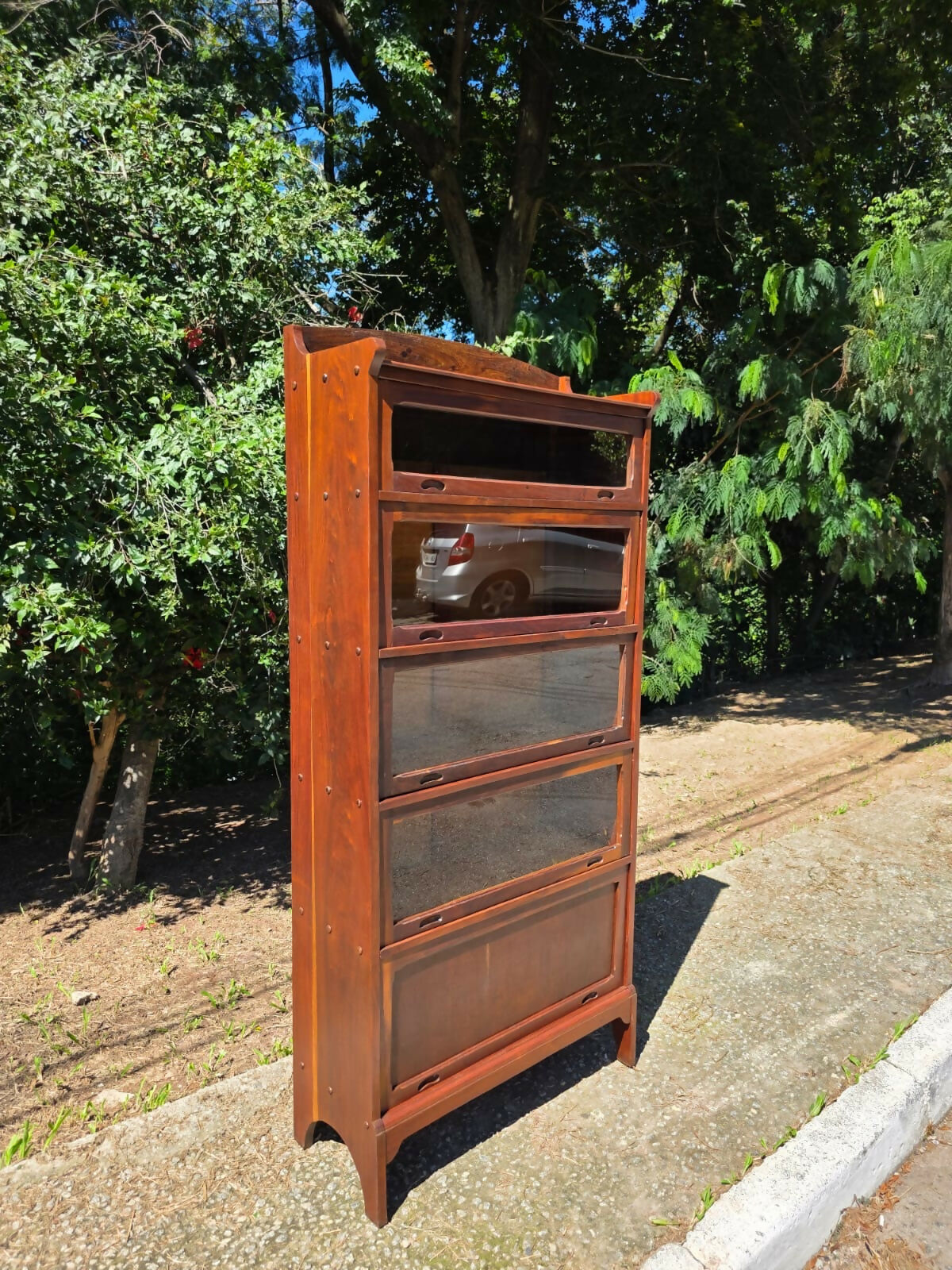 Livreiro basculante em imbuia maciça Modelo Liceu de Artes e Ofícios