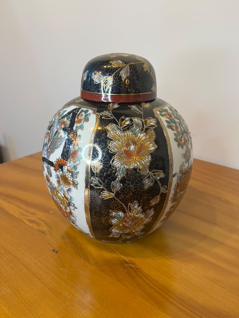 Potiche Oriental em Porcelana – Aves, Flores e Dourado