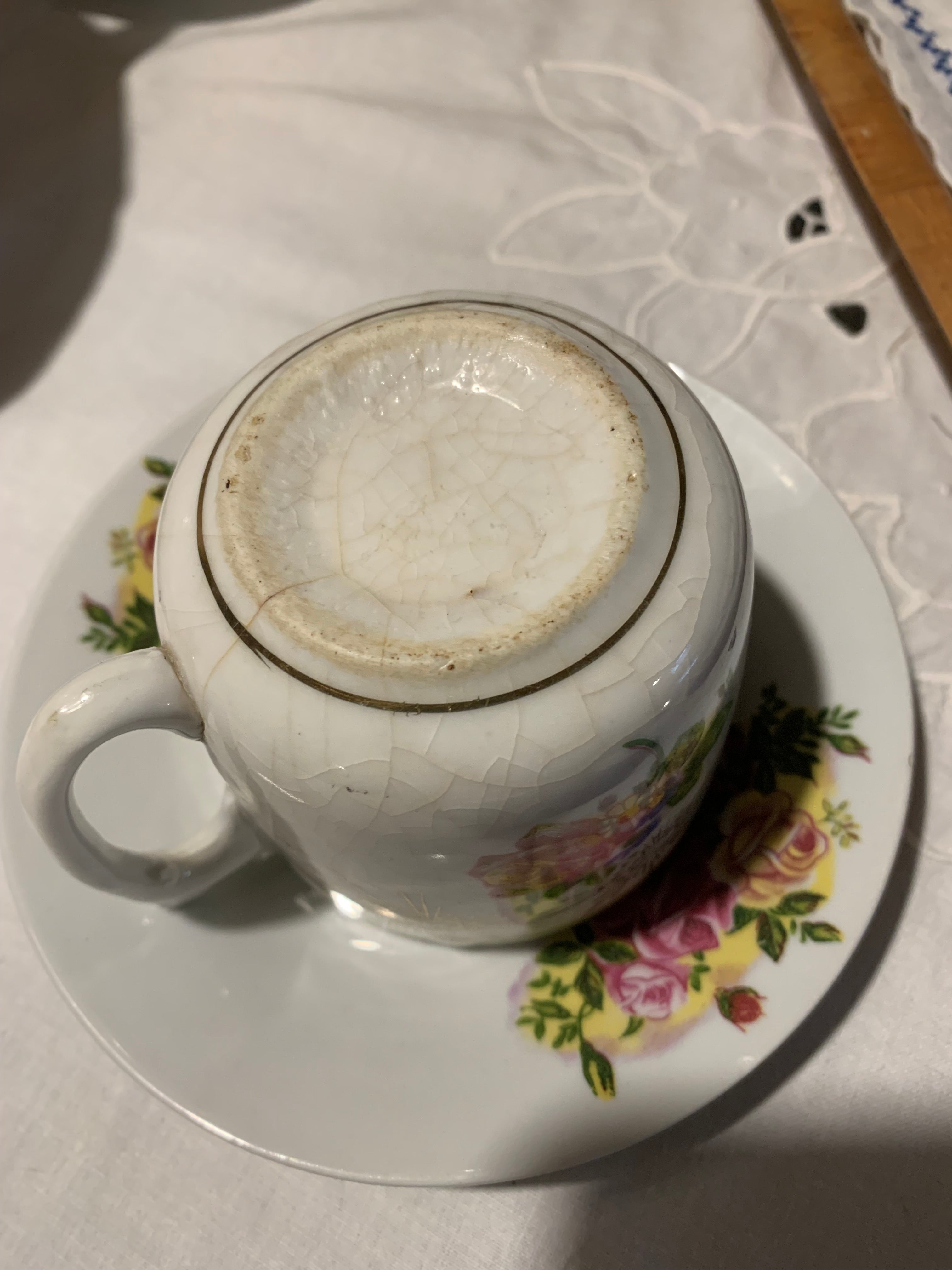 Especial Caneca em faiança com desenhos que remetem a Rosa Cruz e “O olho que tudo vê “