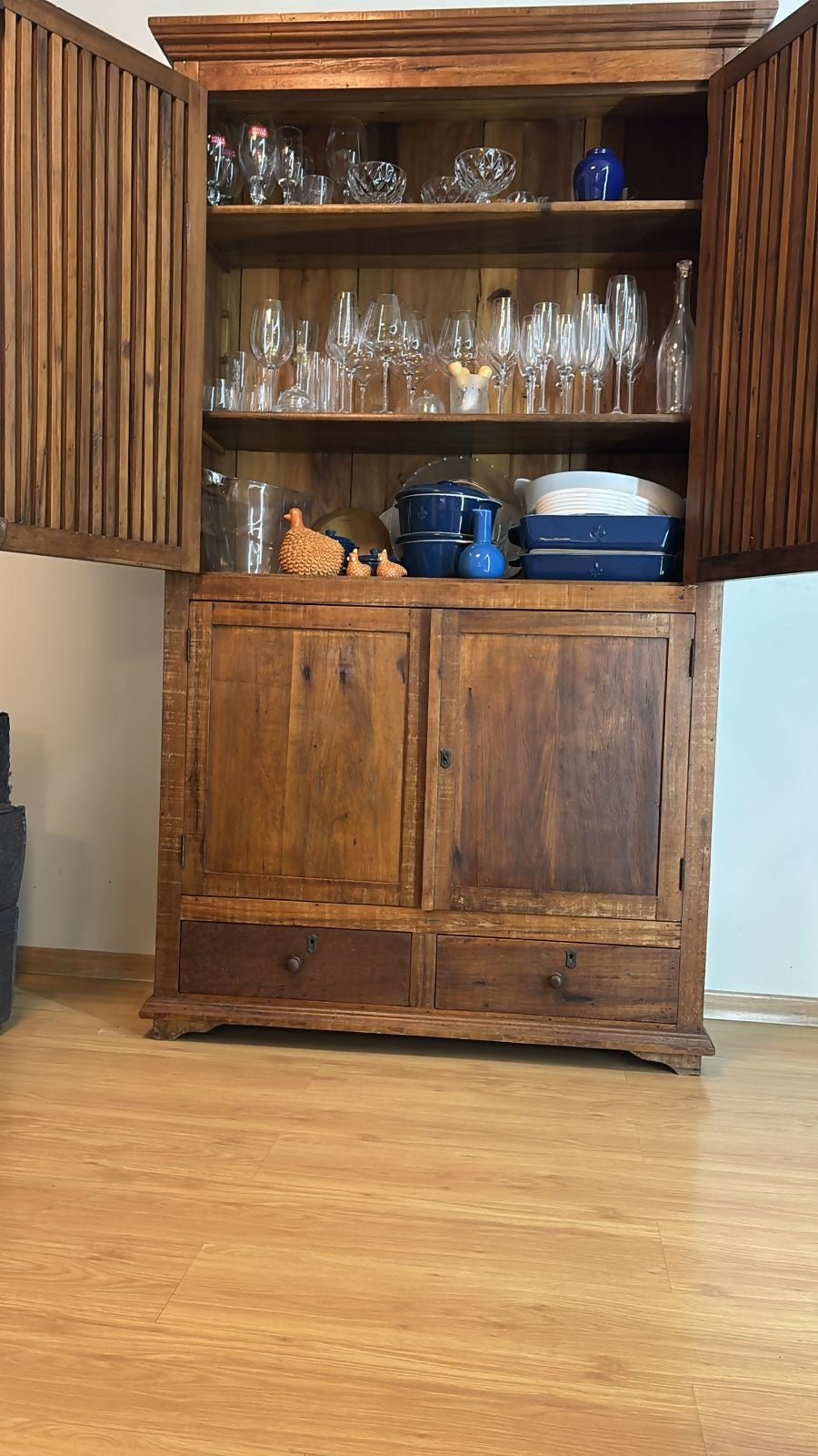 Queijeira centenária / Armário com prateleiras robustas e ajustáveis, em madeira maciça.