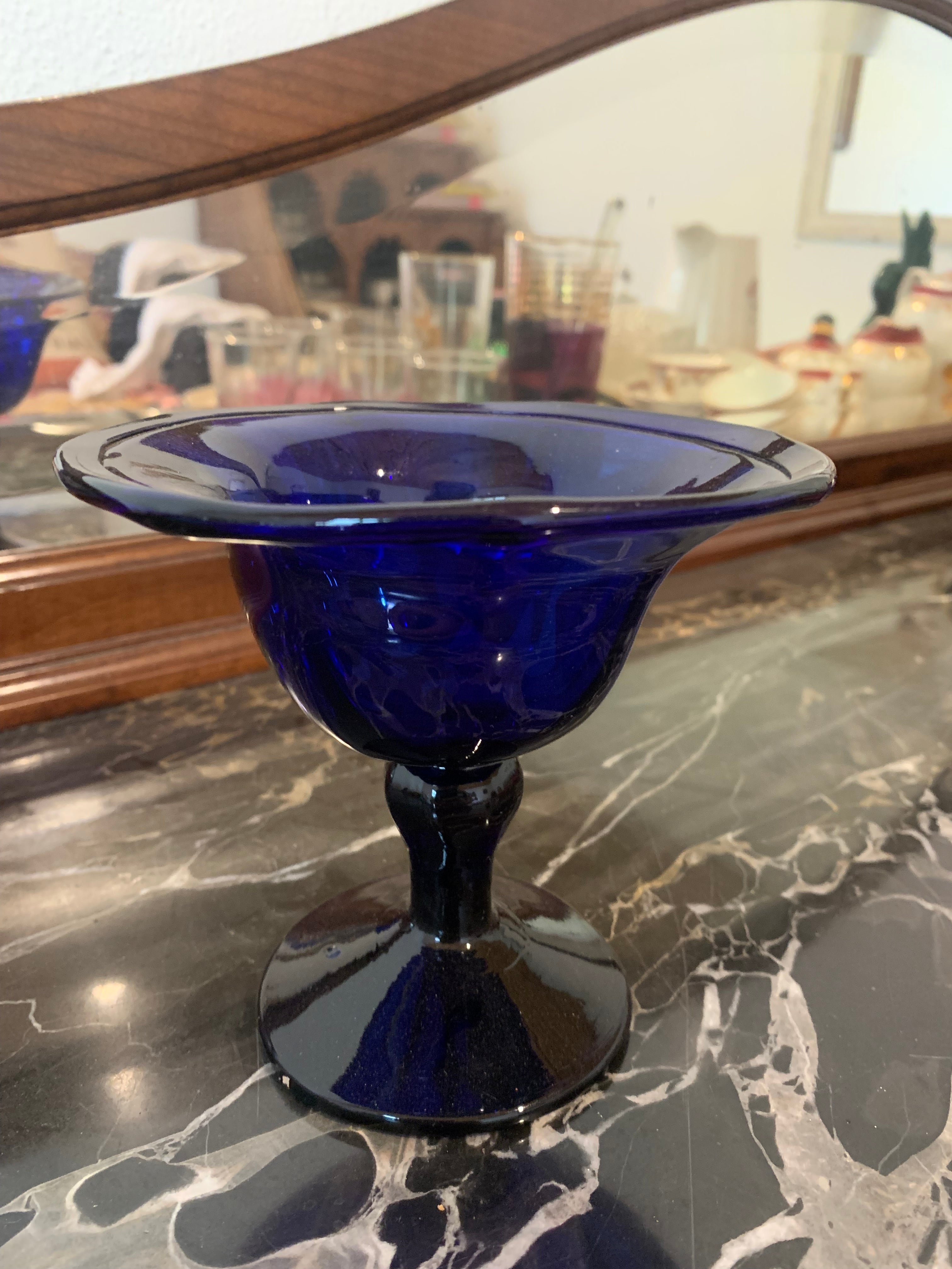 Antiquíssima e rara taça em vidro Biedermeier, com cor azul de cobalto