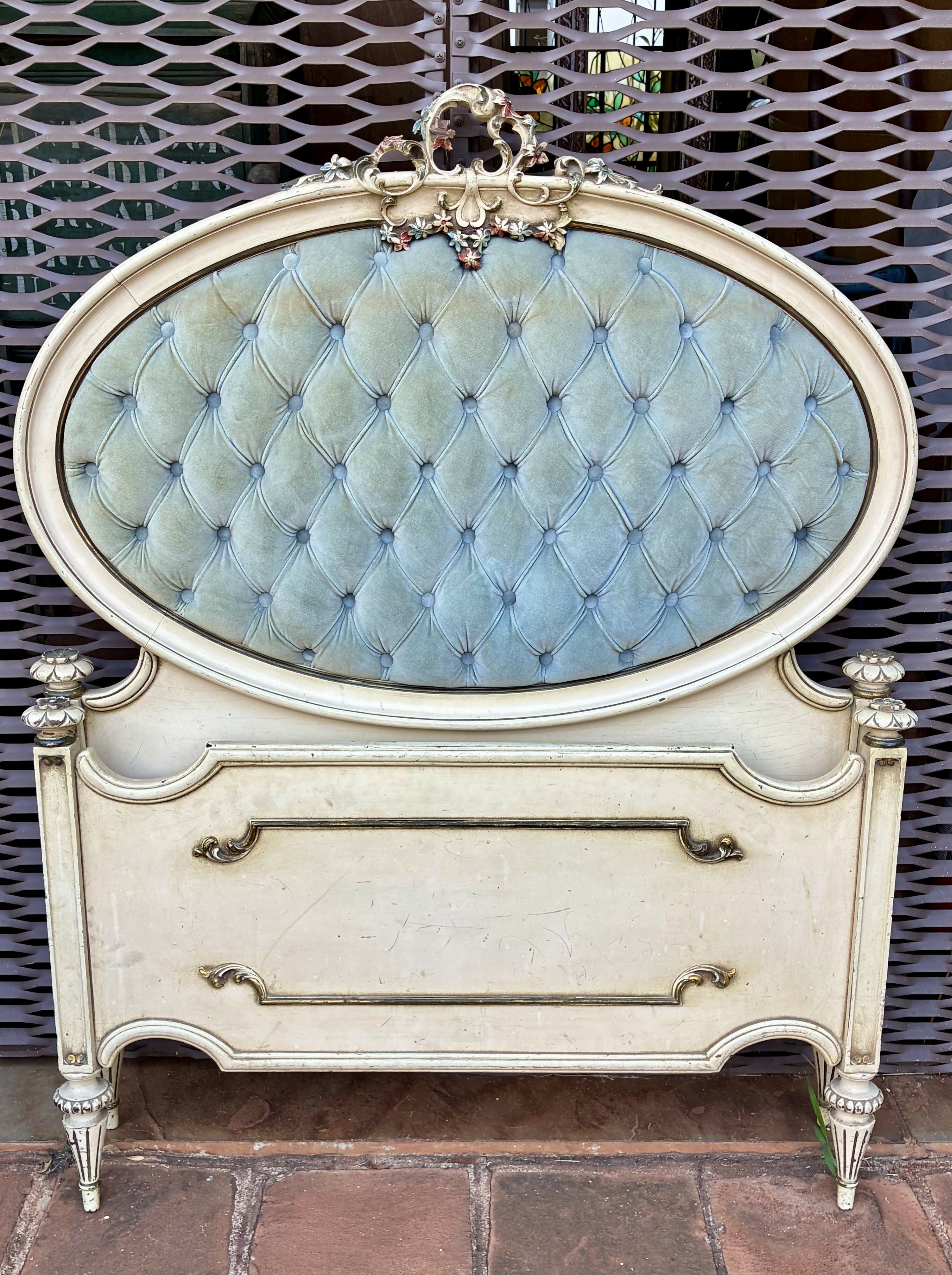 Cabeceira Antiga Estilo Provençal com Capitonê em tecido azul suave