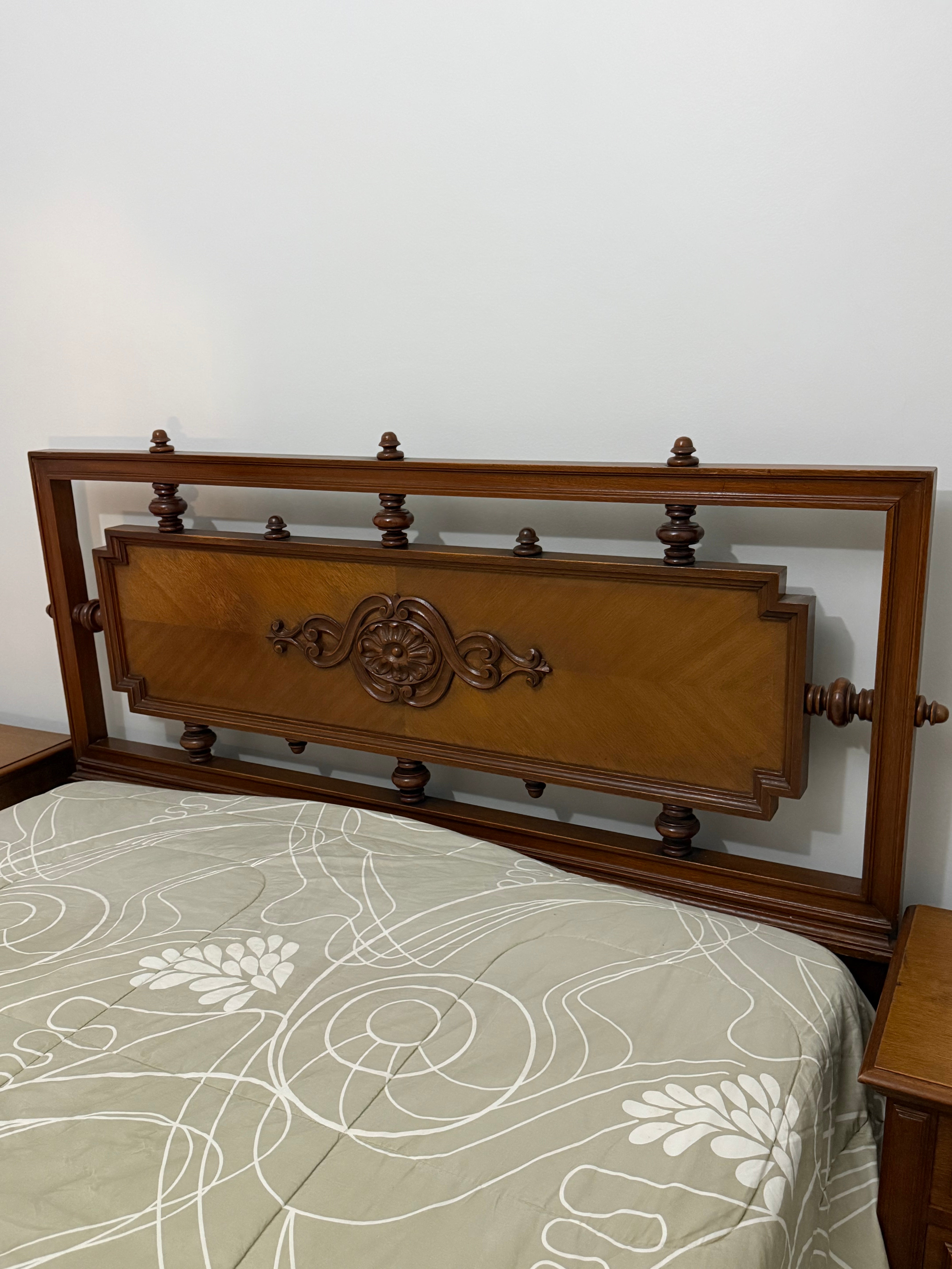 Cama casal + colchão em cerejeira entalhada , em excelente estado