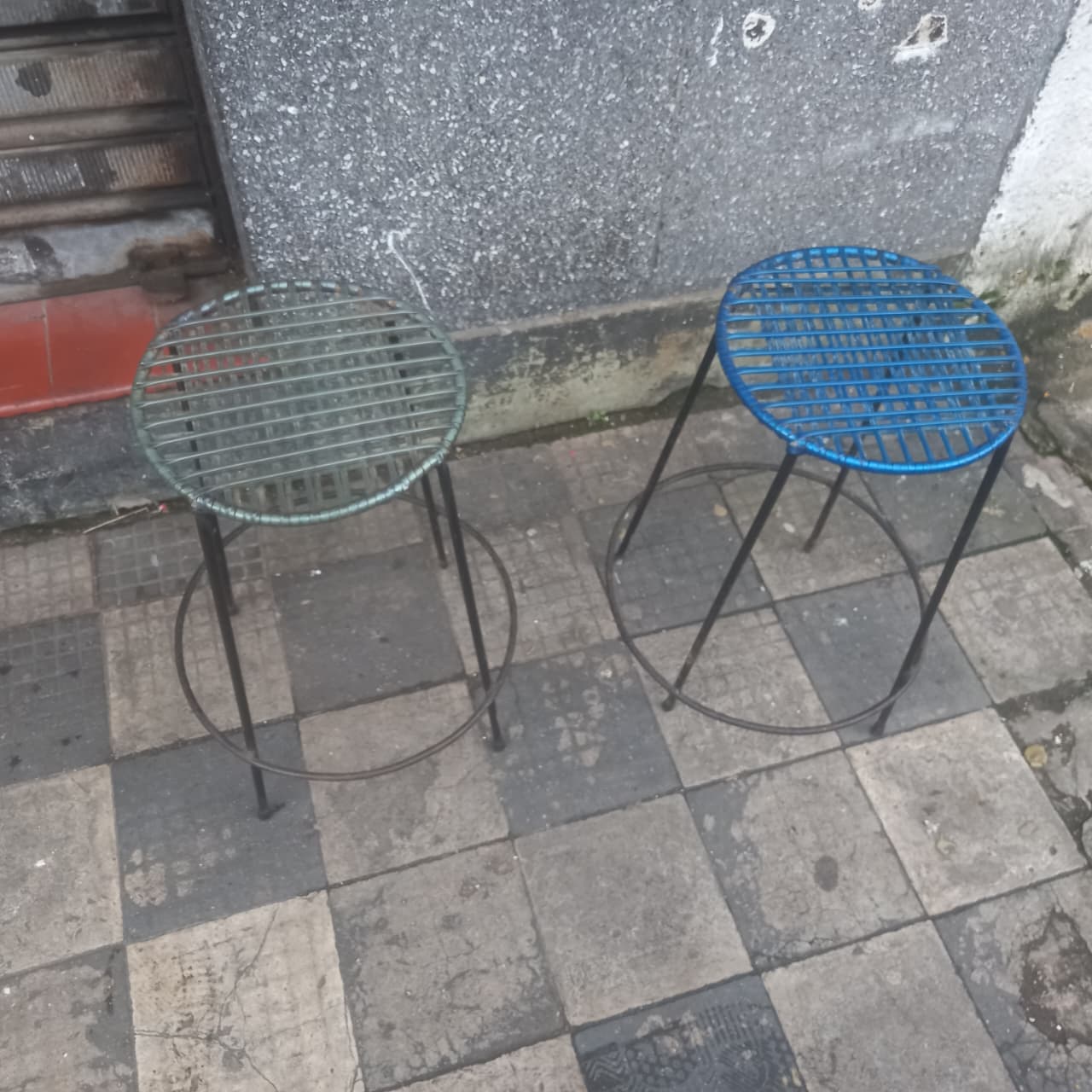 Bancos redondos em ferro com assento em espaguete colorido (azul e verde) 