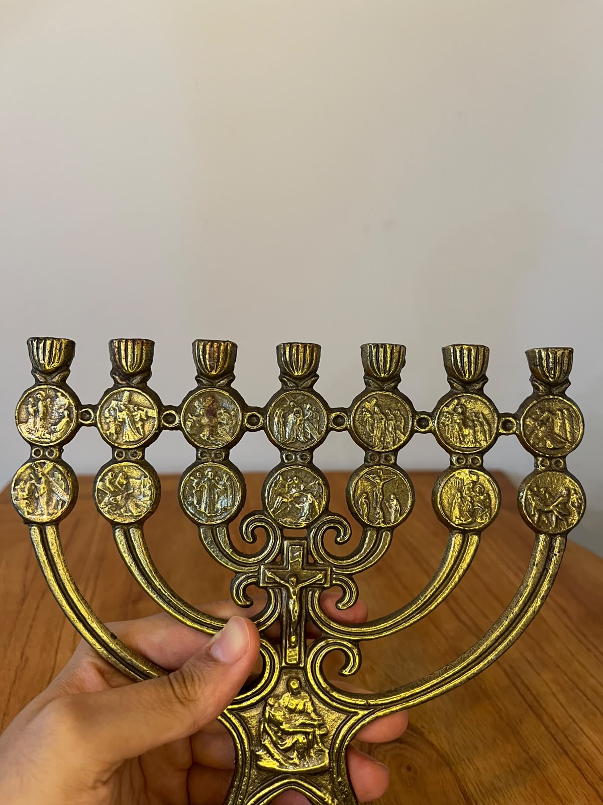 Menorá de sete braços em metal dourado com símbolos bíblicos – Jerusalem Holy Land – 19 cm