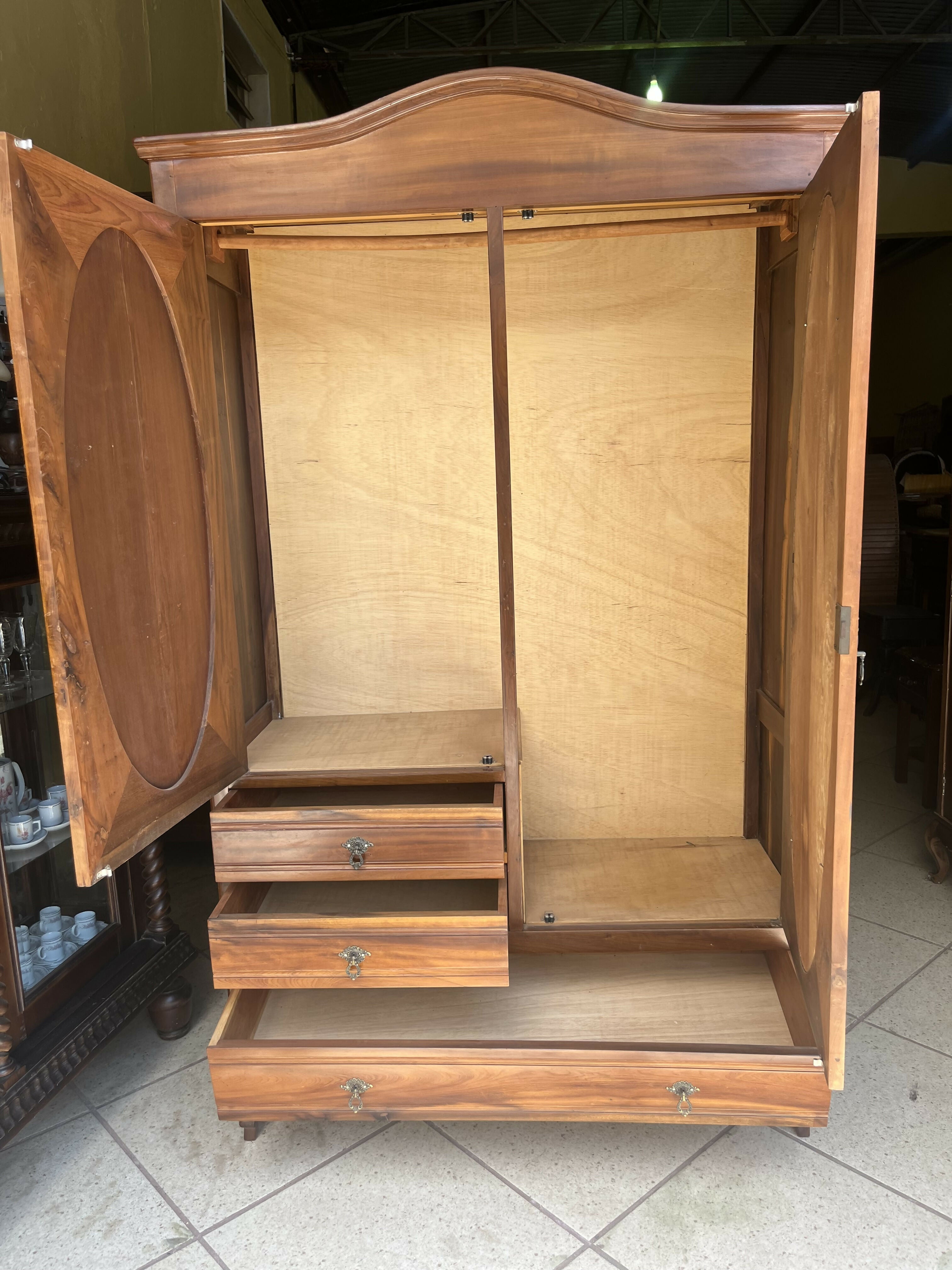 LINDÍSSIMO GUARDA ROUPAS EM PERFEITO ESTADO