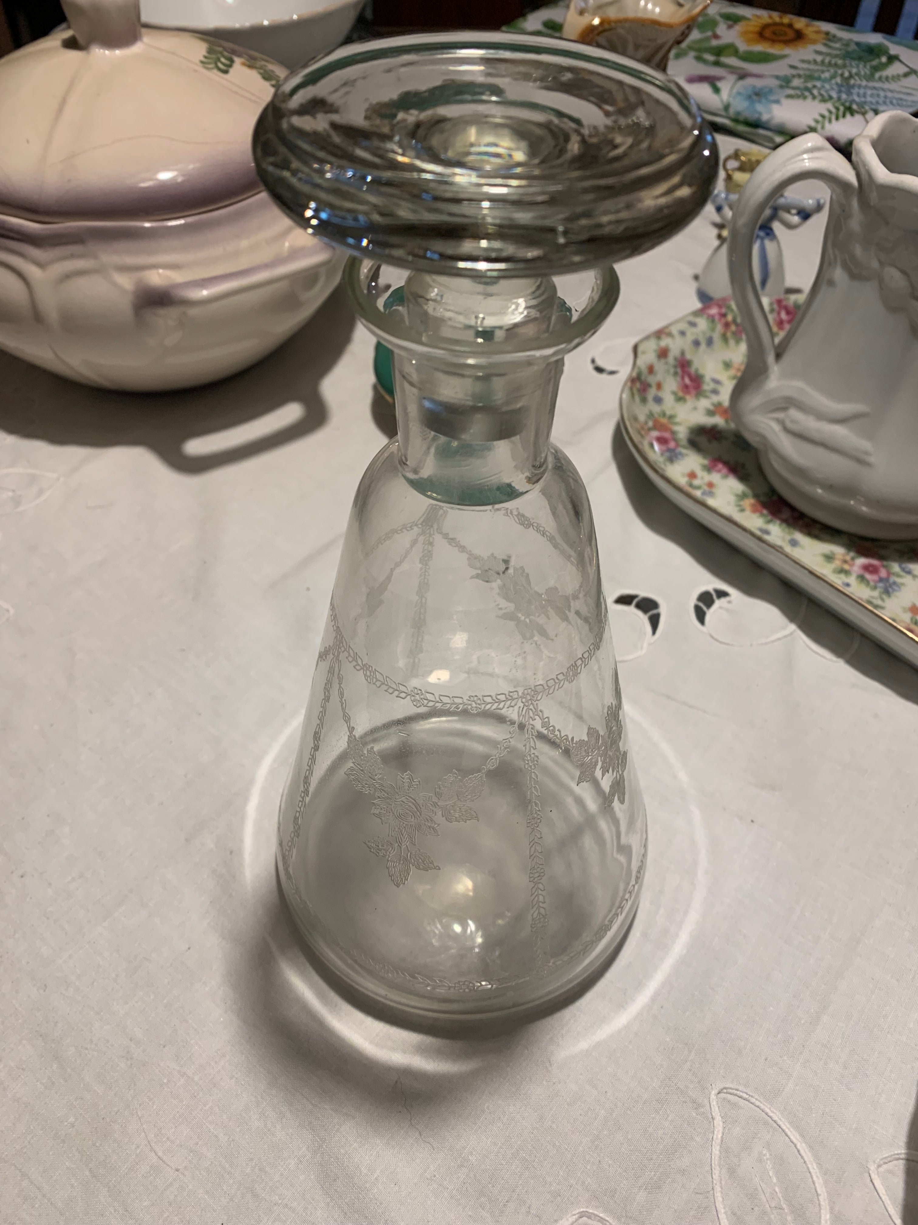 Antiga garrafa licoreira em vidro com linda lapidação Saint Louis